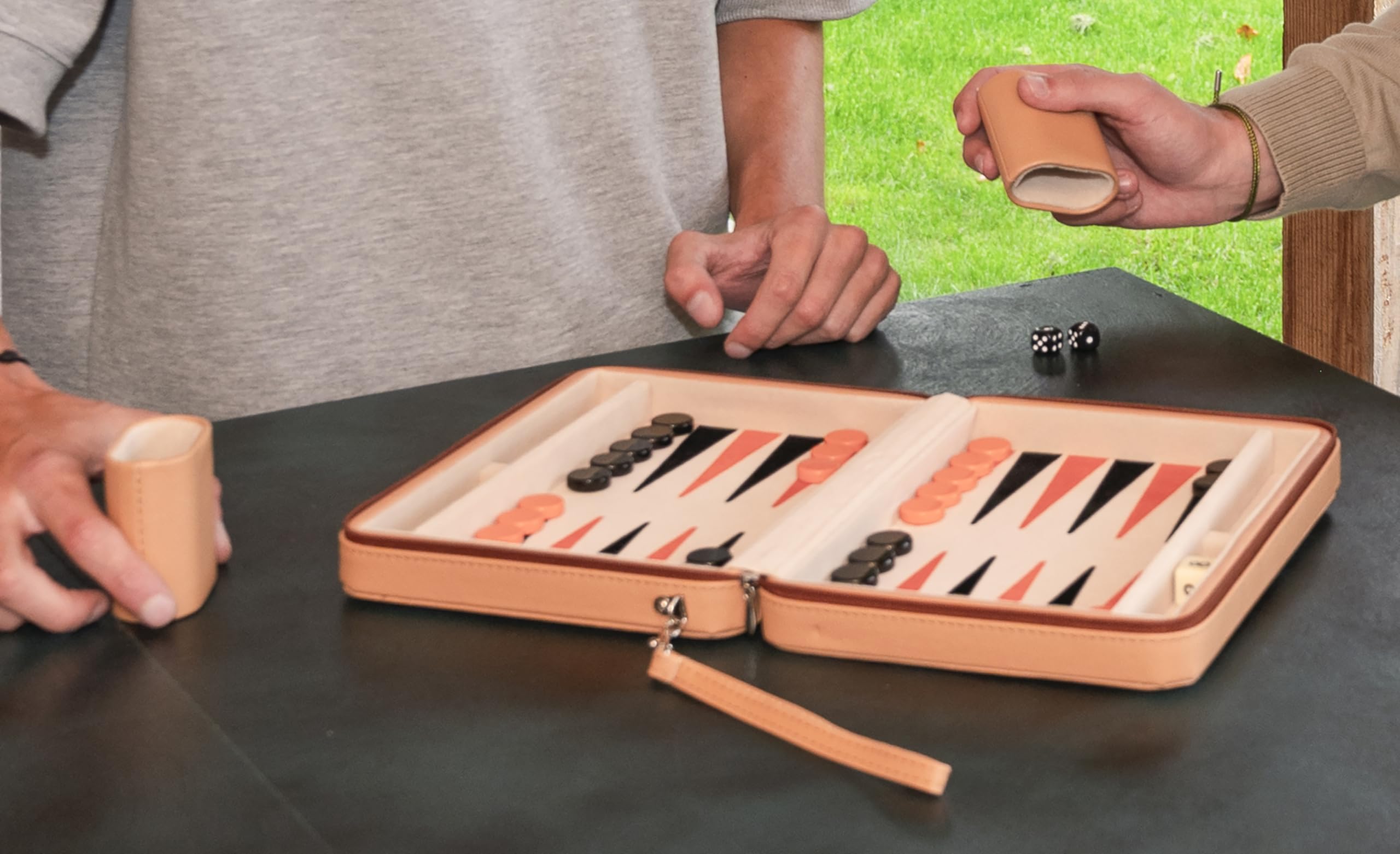 Engelhart - 250501 - Backgammon da Viaggio 9" in Astuccio Beige, Arancione e Nero – Gioco da Tavolo Tascabile
