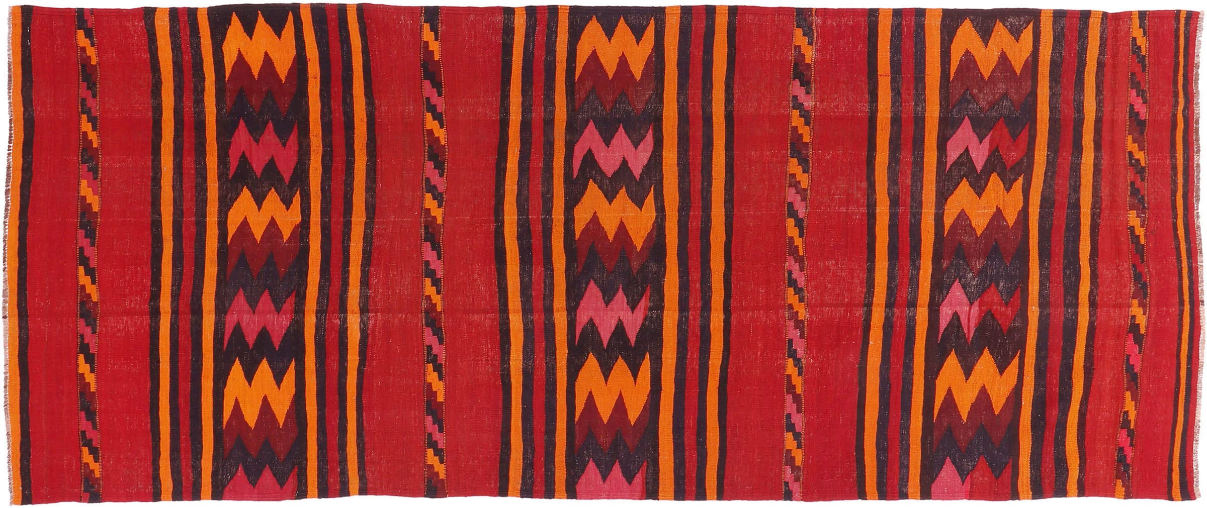 Kelim Soumakh afghan à rayures rouges pour sublimer un grand couloir