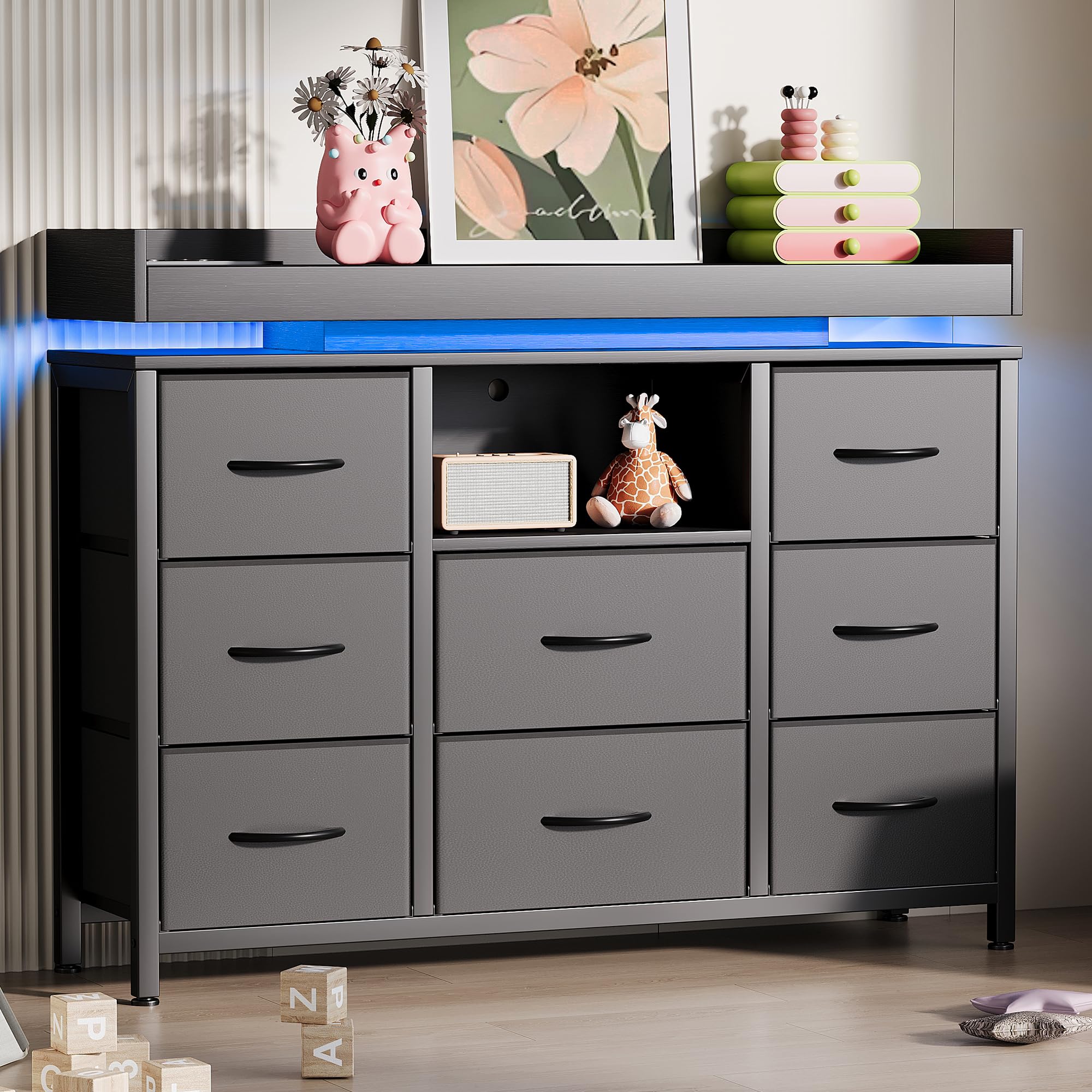 komoda z oświetleniem LED, komoda z 8 szufladami i otwartą półką, szafka w stylu vintage z 2 USB i 2 gniazdami AC, do sypialni, salonu, korytarza, stabilna z zabezpieczeniem przed przewróceniem