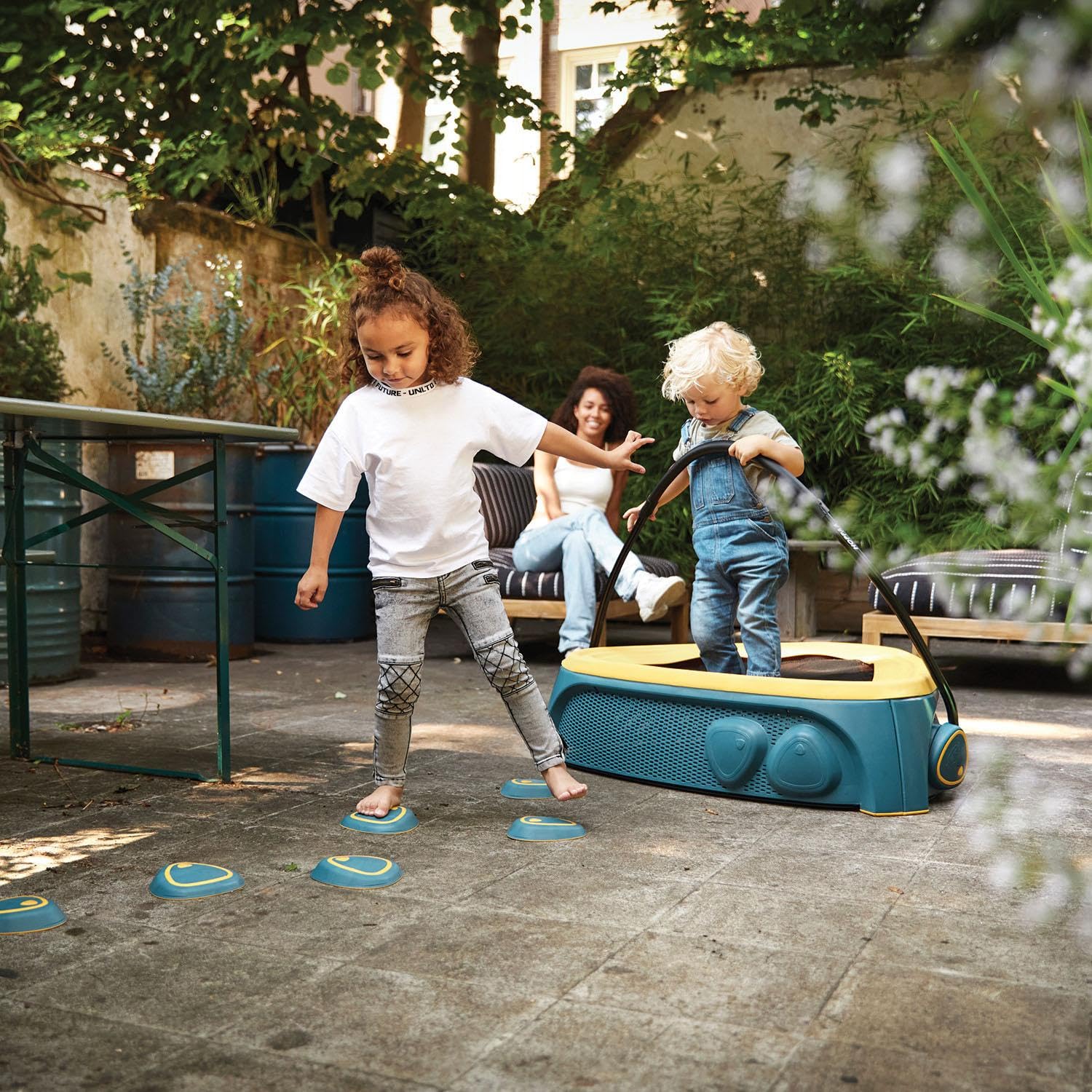 BERG Hoppaa Kindertrampolin für 1–4 Jahre | Indoor & Outdoor Mini Trampolin für Kleinkinder | sicheres Trampolin mit Haltegriff | Motorik- und Gleichgewichtstraining | rutschfestes Design
