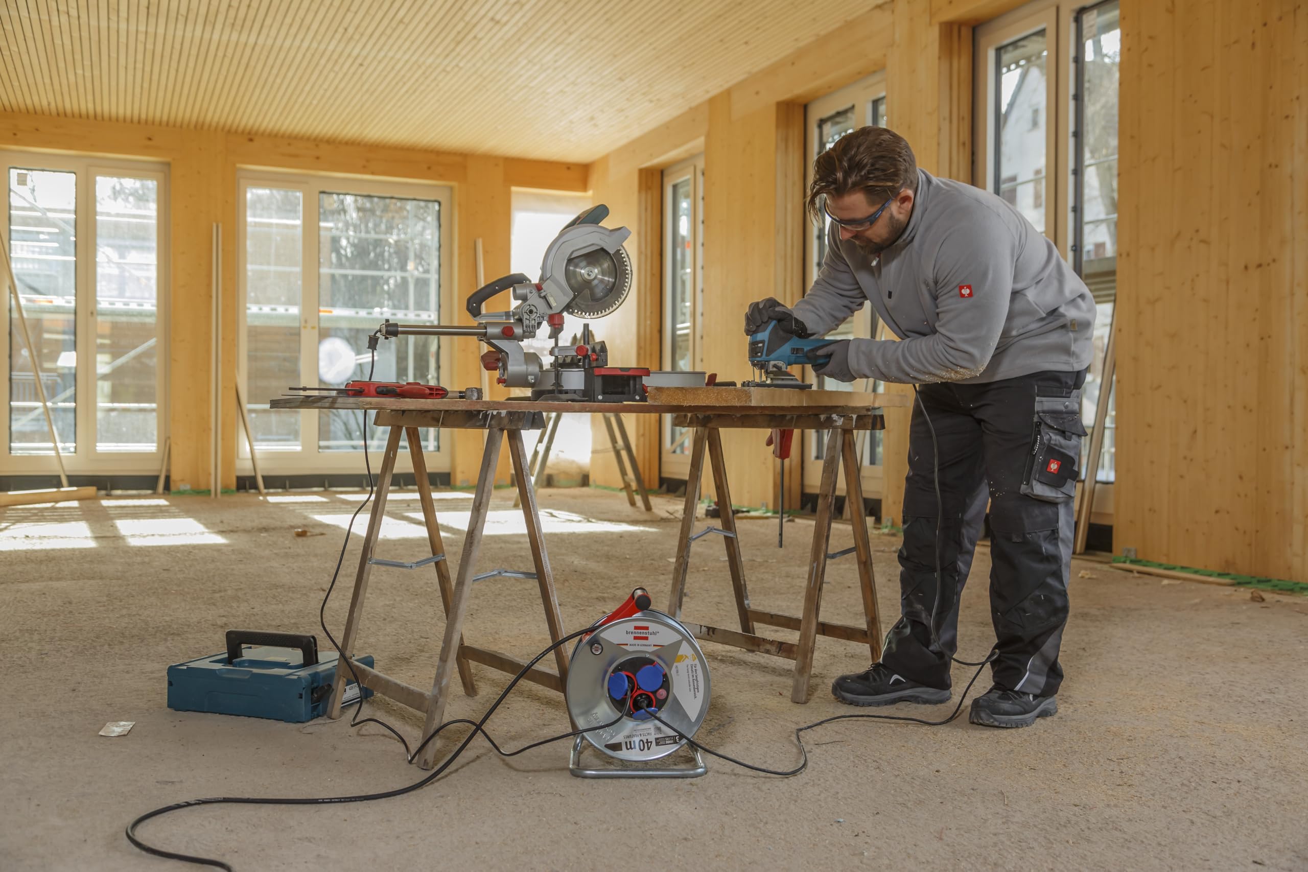 Brennenstuhl Garant S IP44 Kabeltrommel (40m Kabel in schwarz, aus Stahlblech, für den ständigen Einsatz im Außenbereich, Made in Germany) silber