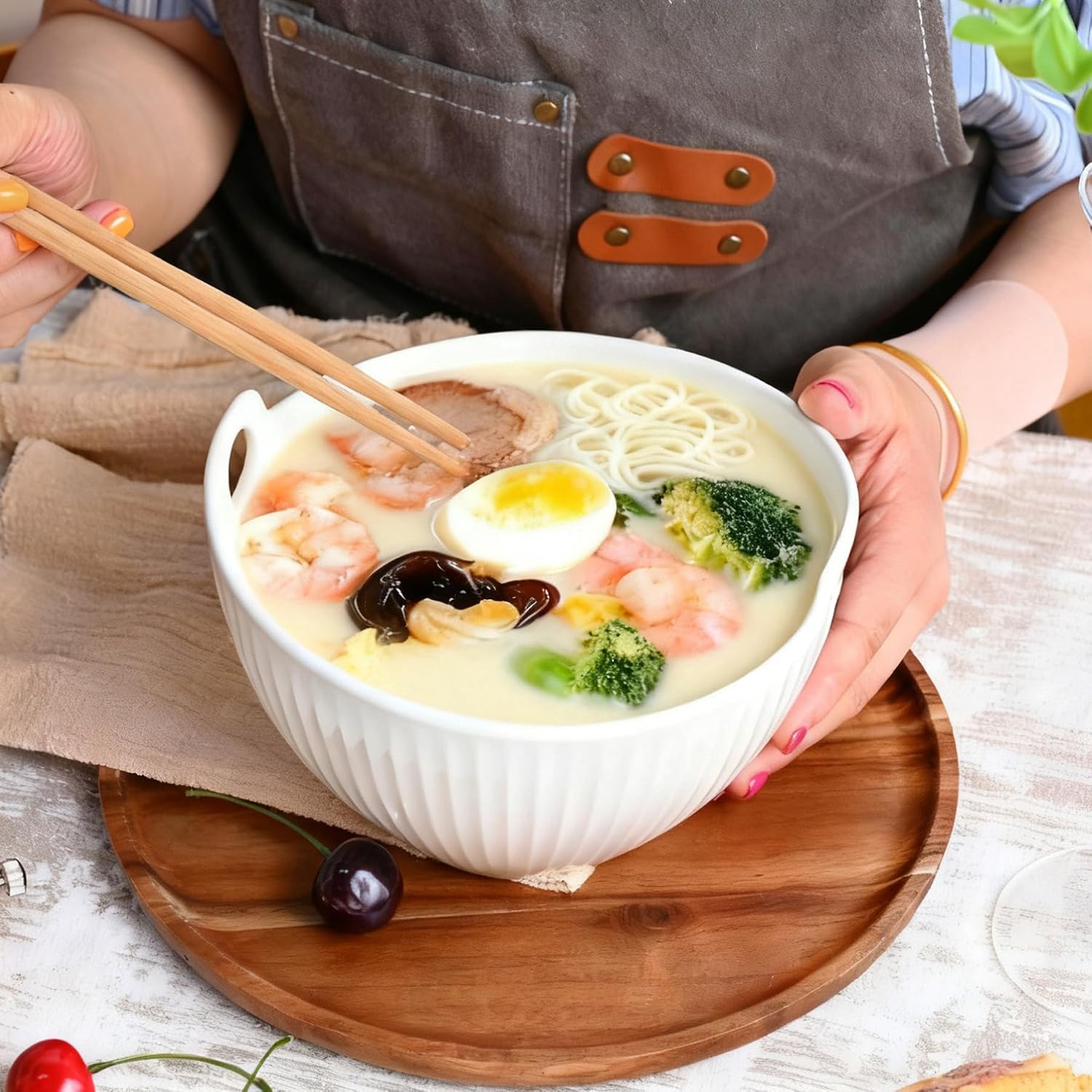 7 Inch Ceramic Ramen Bowl with Chopstick Rest, 32oz Large Pho Bowl for Ramen, Noodles, Udon & Salad, Microwave & Dishwasher Safe Ribbed Soup Bowl, White