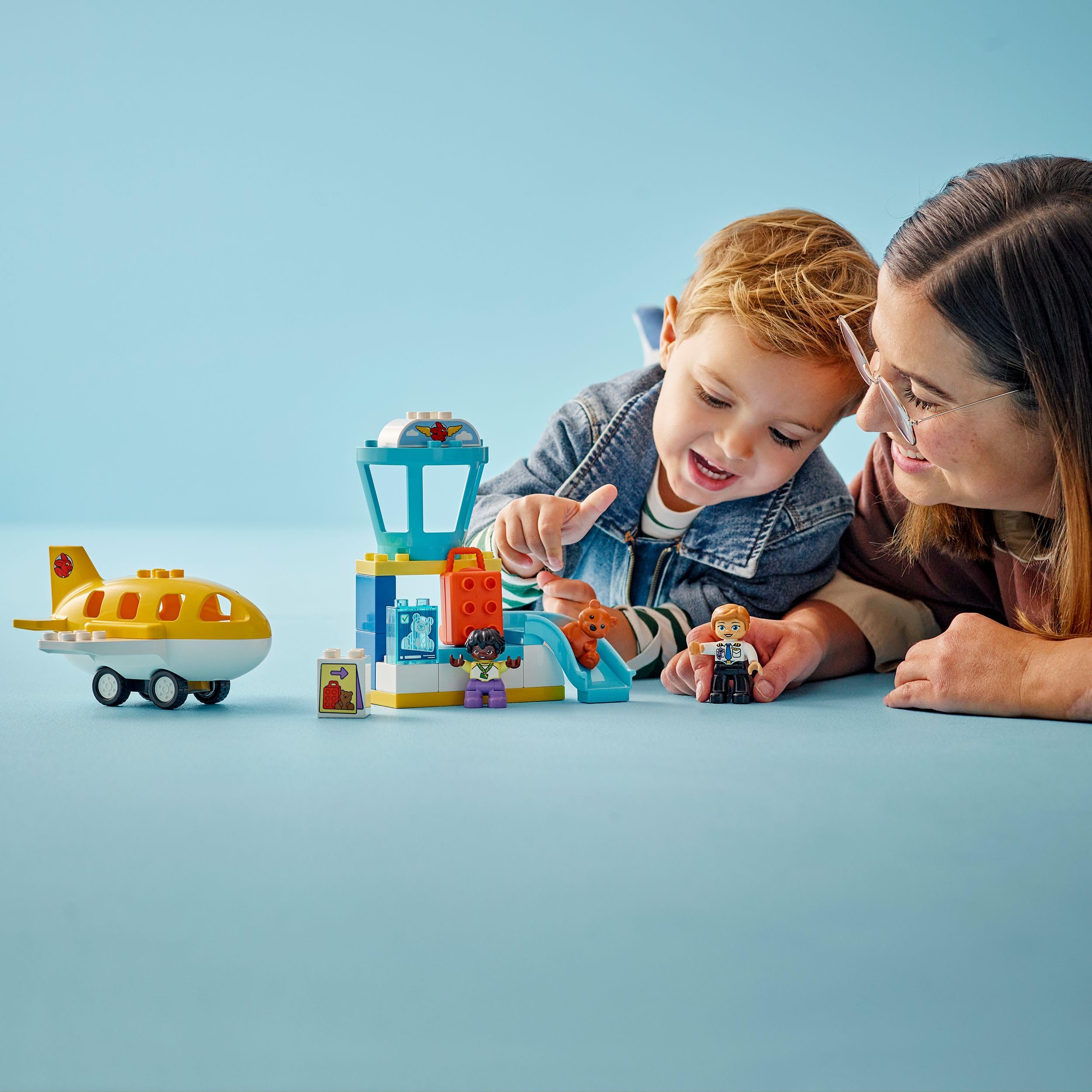 LEGO DUPLO Town Erster Besuch im Flughafen - Lernspielzeug zur Förderung der Motorik für Kleinkinder - inkl. Flugzeug, 2 Figuren & Teddybär - Geschenk für Jungen und Mädchen ab 2 Jahren - 10443