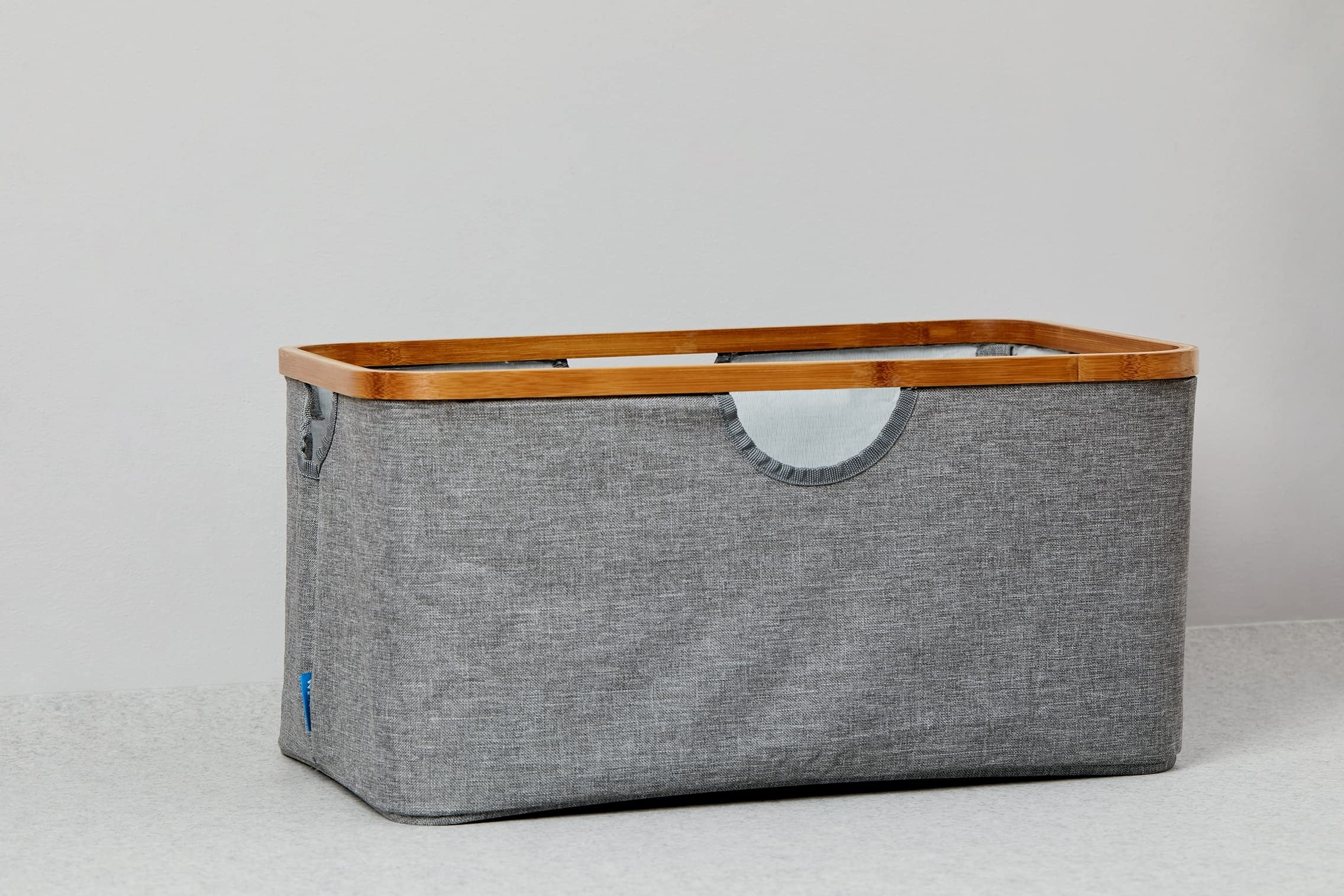 WENKO Wäschekorb Mod. Bahari, moderner Wäschesammler mit hochwertigem Bambus-Rahmen, platzsparend zusammenklappbar, 50 Liter Fassungsvermögen, 54 x 36 x 26 cm, aus pflegeleichtem Polyester