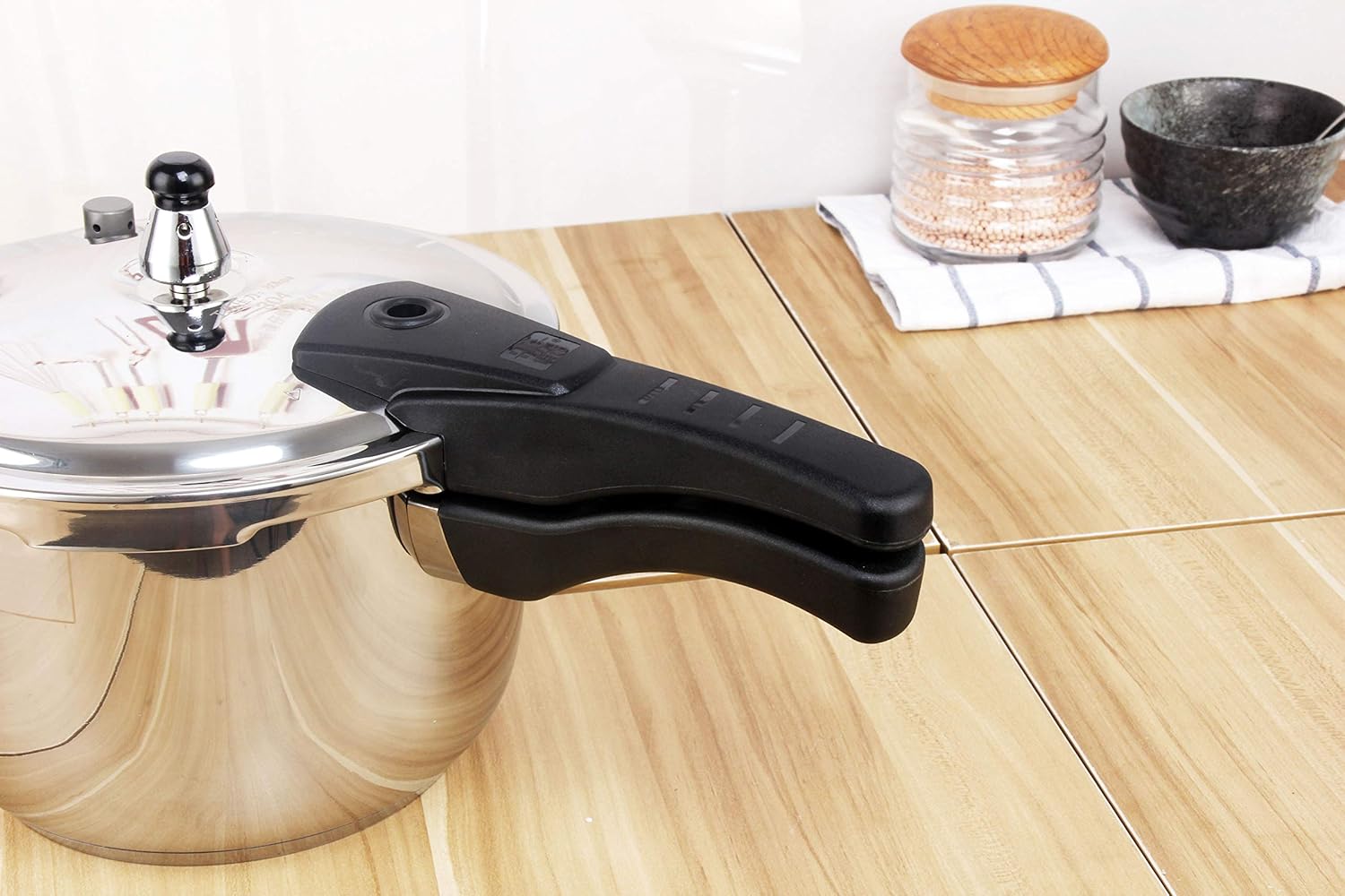 Super Quality Stainless Steel 304 Pressure Cooker, Six Over Pressure Safety Systems, Silver Color, One Extra Rubber Gasket, Gift Box, Mirror Polish, Three Layer Compound Bottom (11.2 QT))