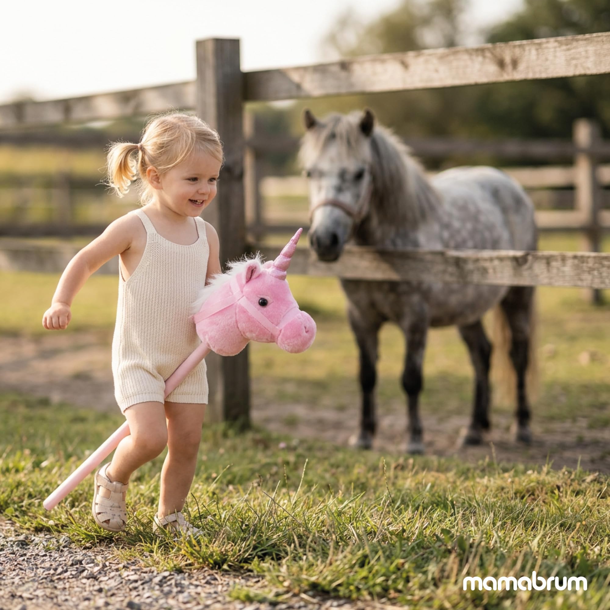 mamabrum Hobby Horse Einhorn Rosa Steckenpferd Kinder 80 cm | Magisches Einhorn mit Glitzerhorn, weichem Plüschkopf und festen Zügeln für fantasievolle Bewegungsspiele.
