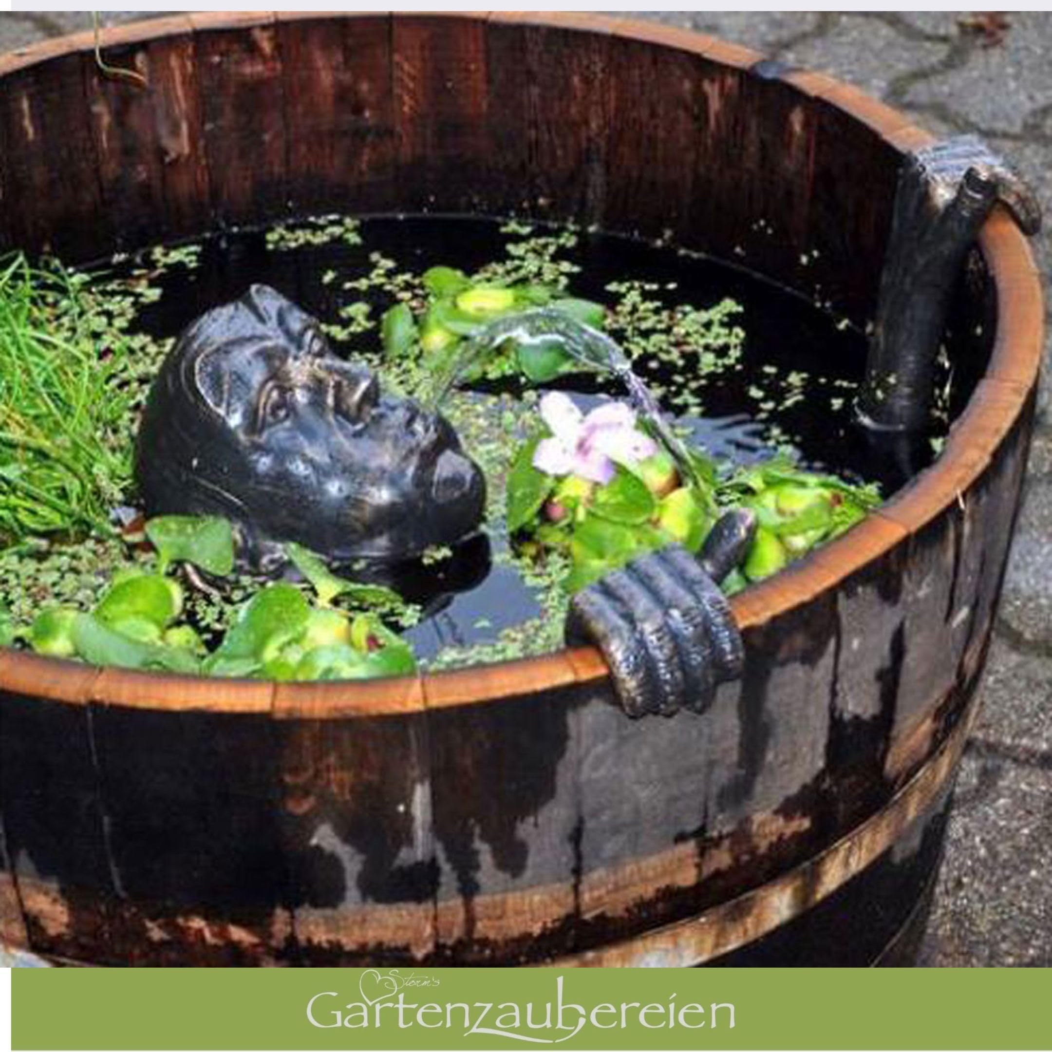 Storm's Gartenzaubereien Wasserspeier Gargoyle für Miniteich - 3-teiliges Set aus Gusseisen mit Akku-Solarpumpe - Teichfigur für Weinfass und Gartenfass - Inklusive 6,5 Watt Solarpanel und Zubehör