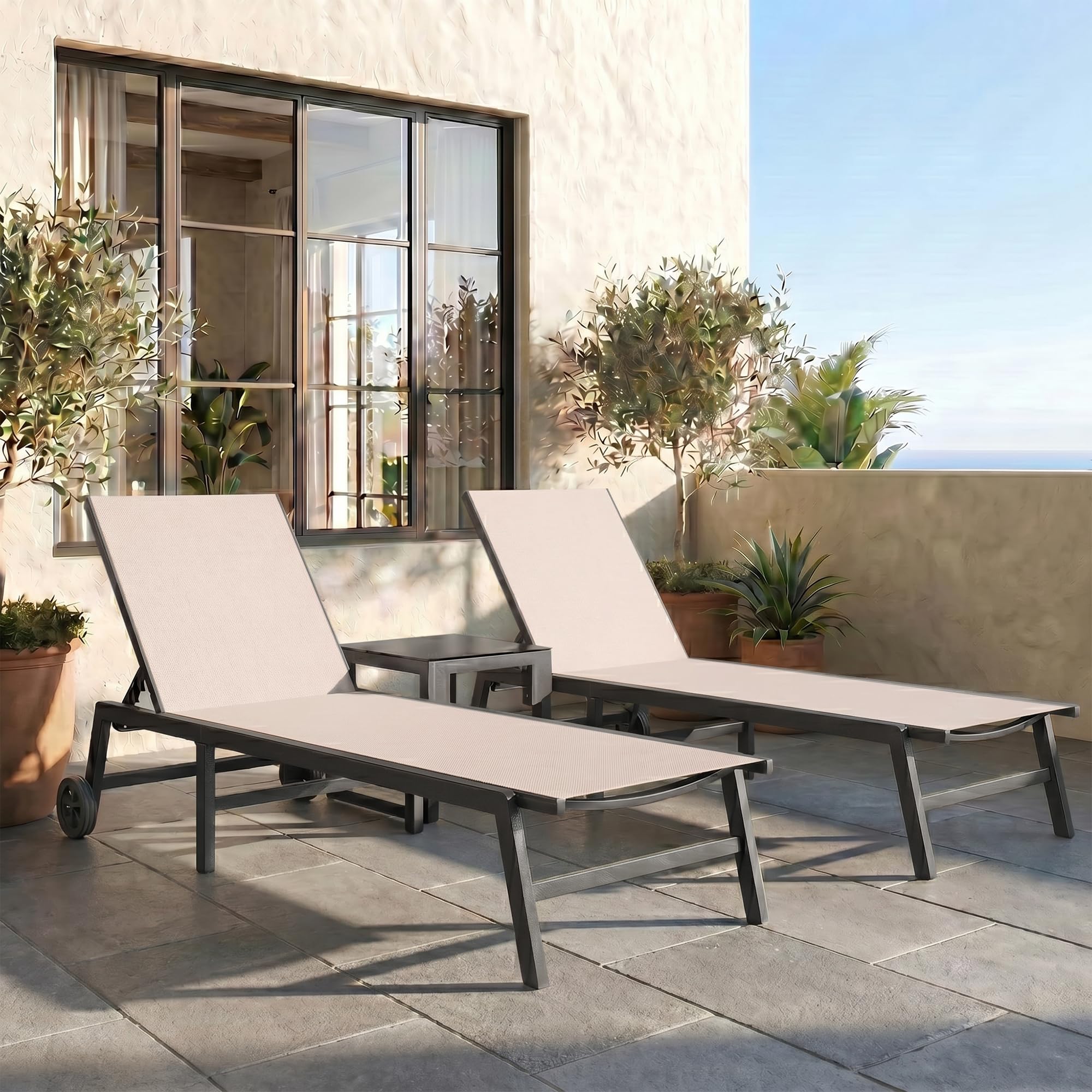 UDPATIO Sonnenliege 2er Set mit Tisch, Gartenliege wetterfest mit Rollen, 5-Fach Verstellbar, Relaxliege, Liegestuhl für Garten, Poolbereich, Balkon, bis 150 KG, 3-teilig, Beige