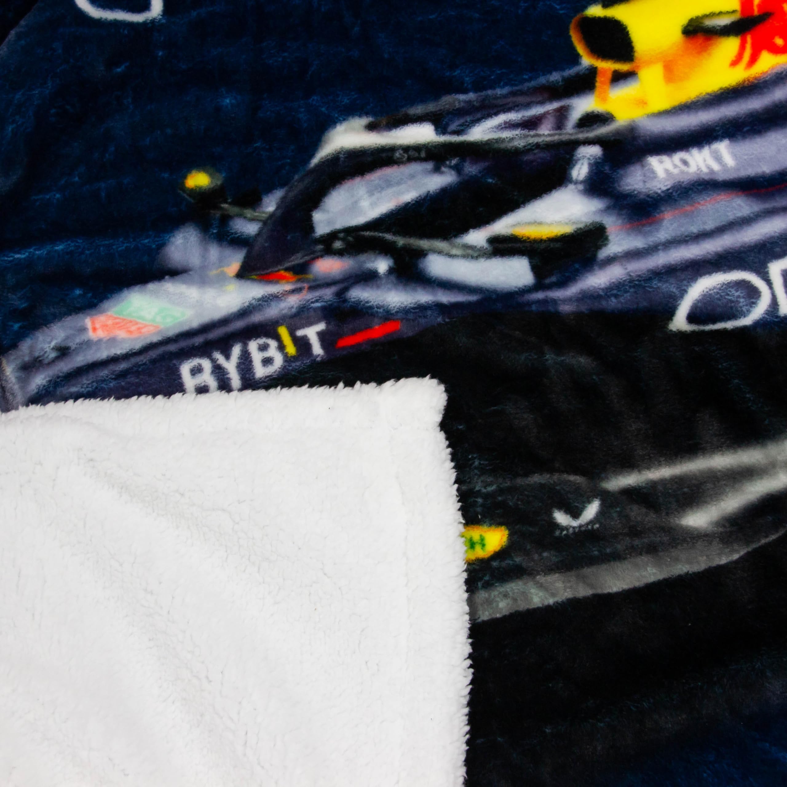 Couverture polaire sous licence officielle Oracle Red Bull Racing | Design Formule 1 super douce et chaude avec revers Sherpa | Parfaite pour la maison, la chambre, les soirées pyjama et le camping |