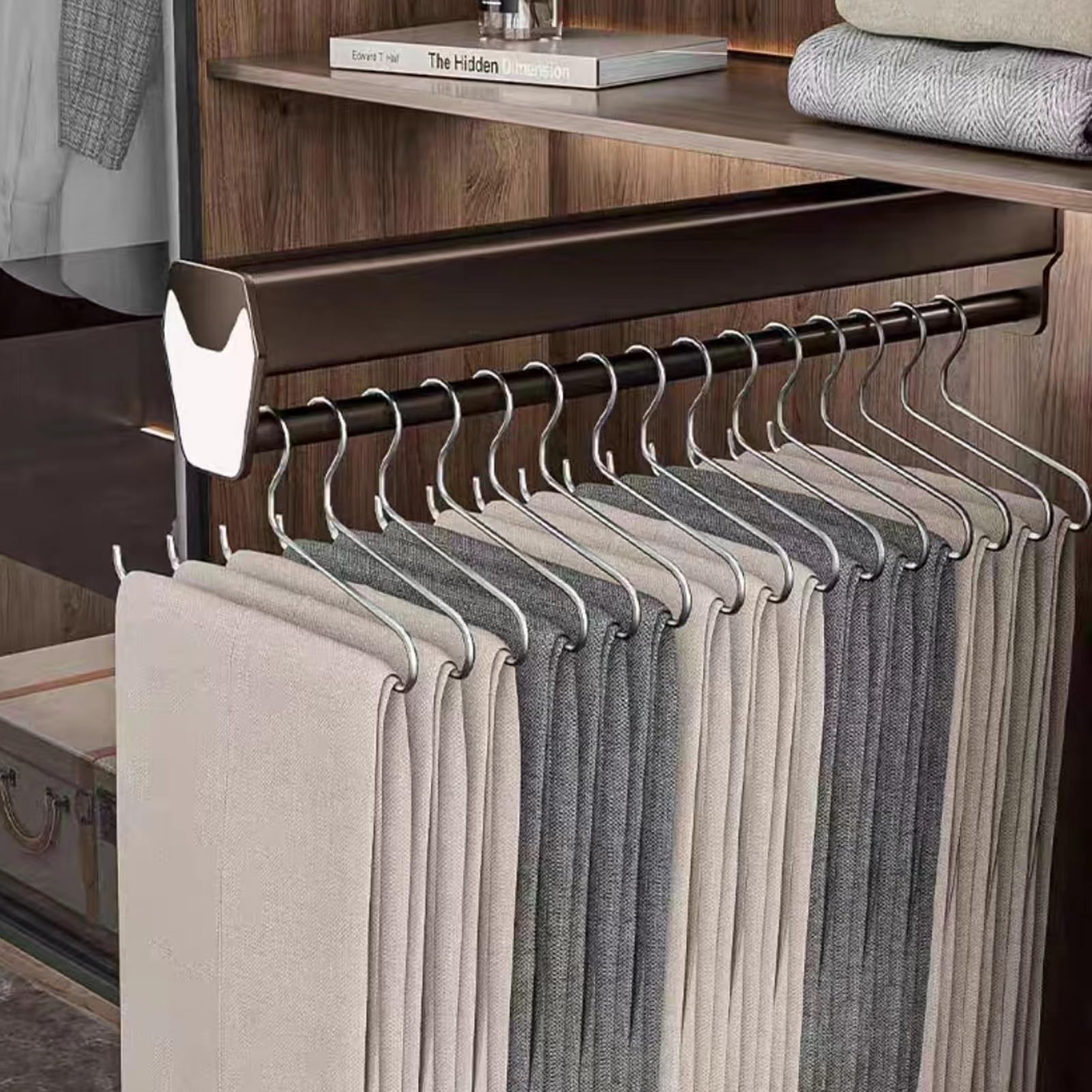 Tringle à vêtements coulissante pour organiser un grand dressing