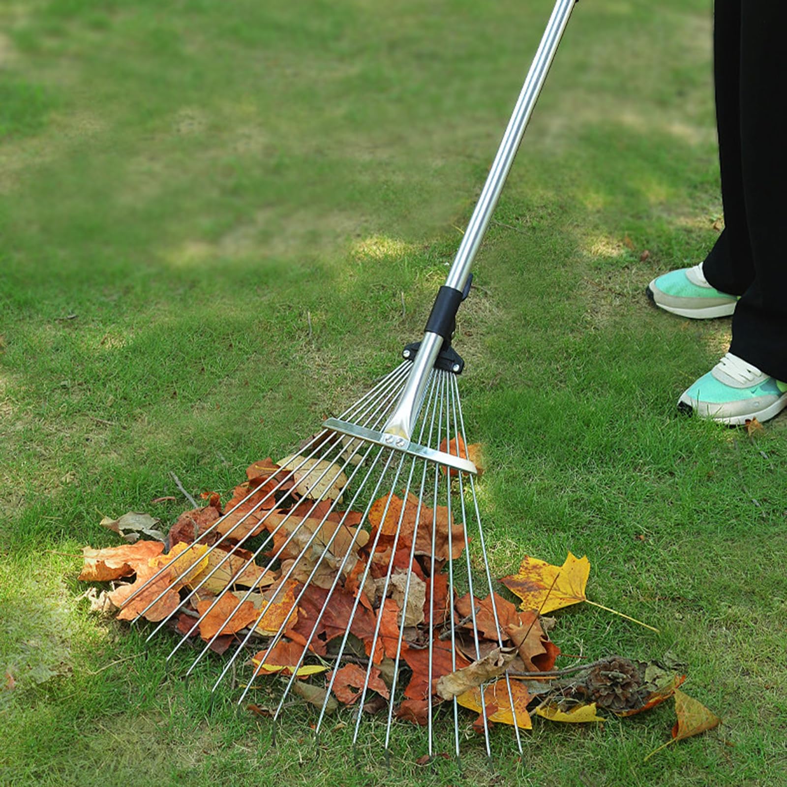 Rastrillo de jardín de acero inoxidable, rastrillo telescópico para hojas, herramienta de limpieza duradera para un mantenimiento eficiente de los arbustos, ideal para jardinería y limpieza al aire