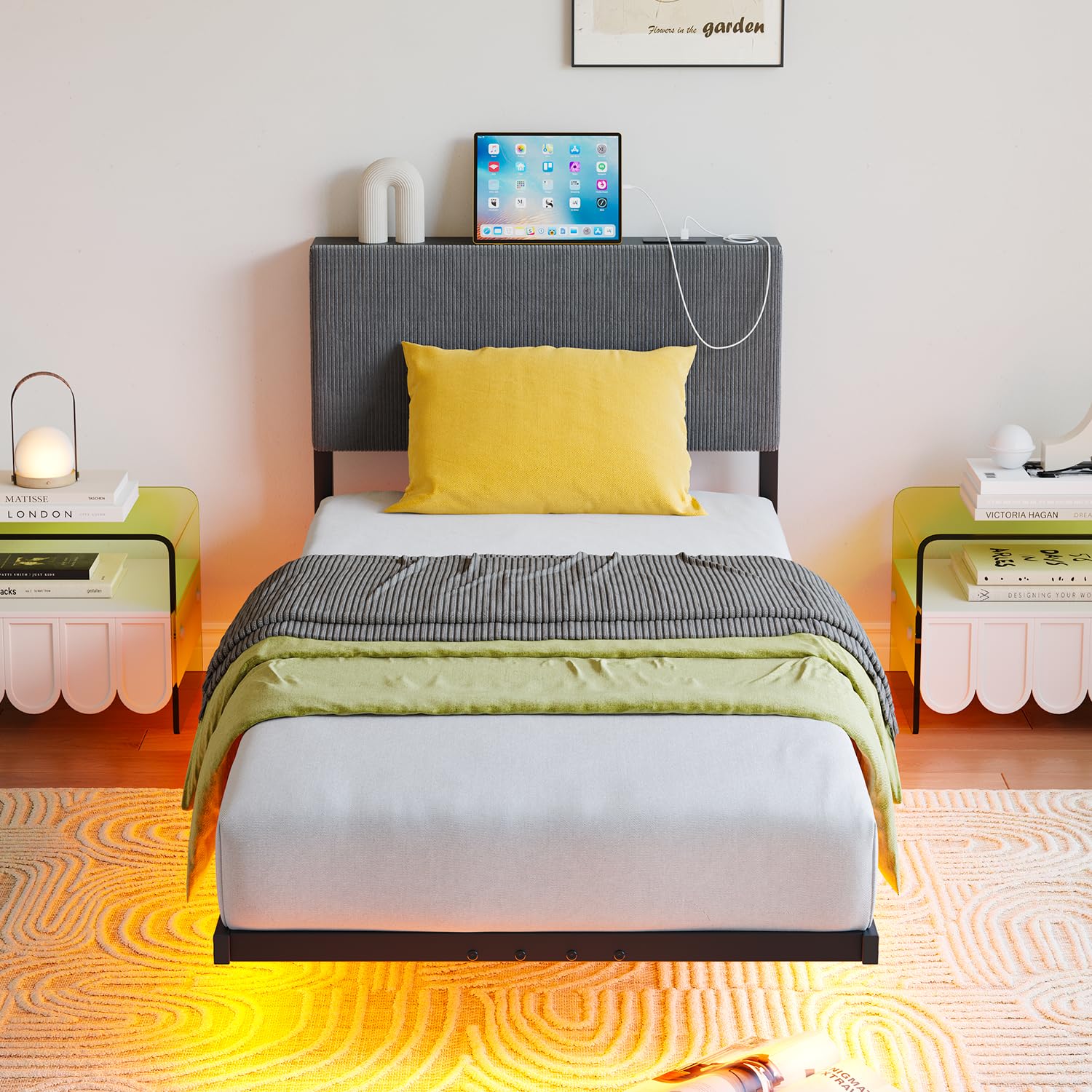 HOMERECOMMEND Letto 90 x 200 cm, effetto visivo galleggiante, telaio del letto con illuminazione a LED e stazione di ricarica, struttura per letto matrimoniale con testiera contenitore e rete a doghe