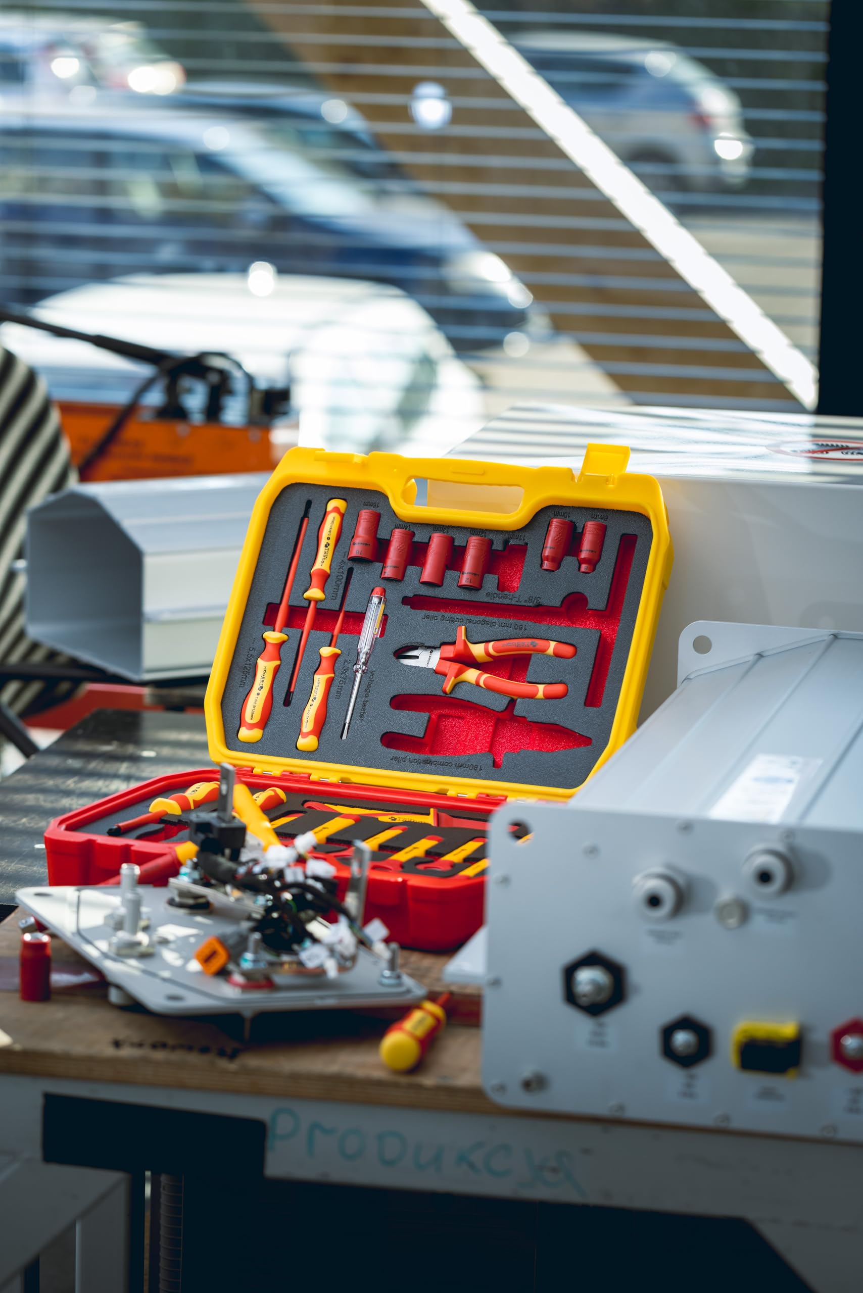 HÖGERT TECHNIK Set di 25 attrezzi elettricisti isolati da 1000 V, cacciavite a fessura e croce, pinze, test di tensione, valigetta in plastica