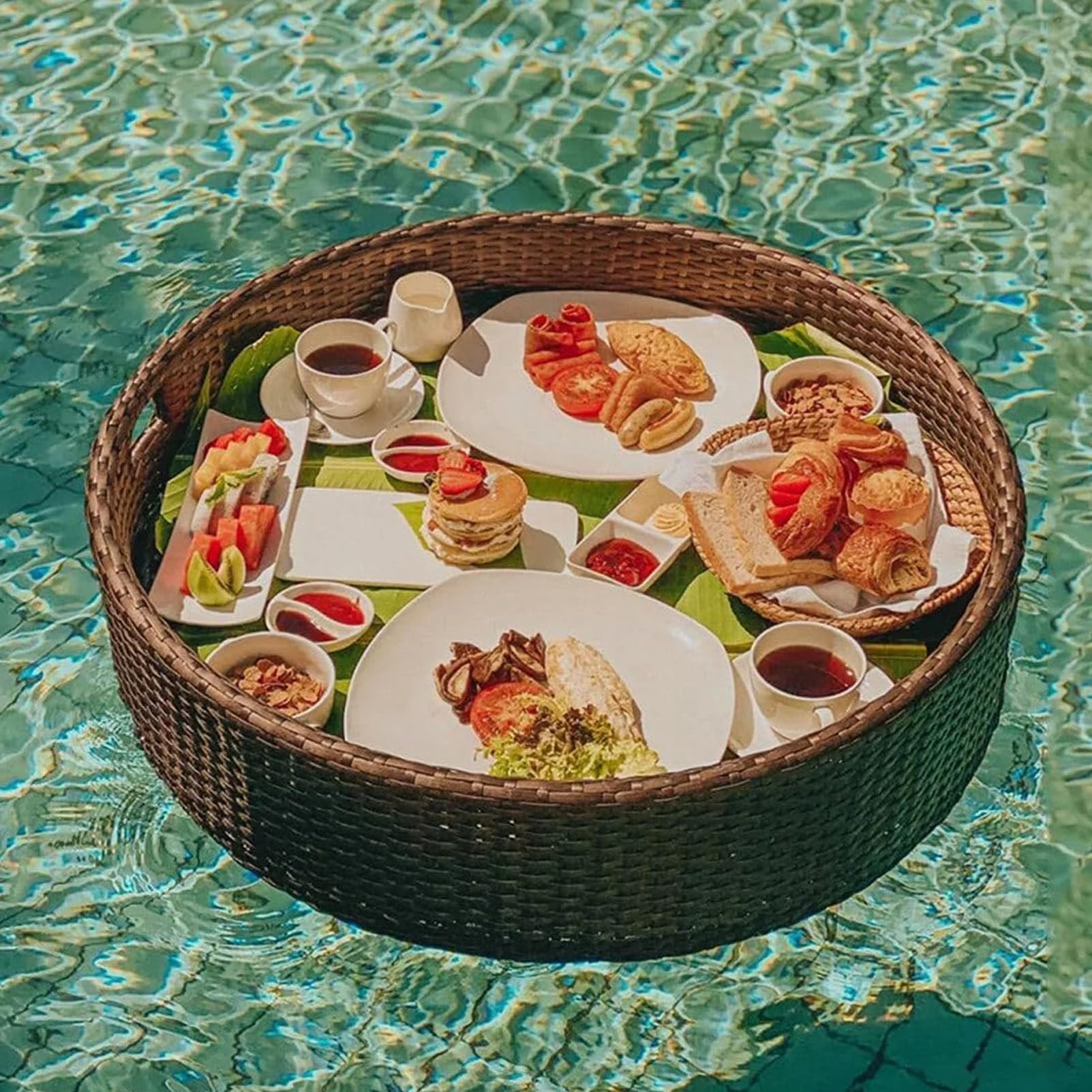 Plateau flottant piscine en rotin tressé pour un brunch sur l'eau