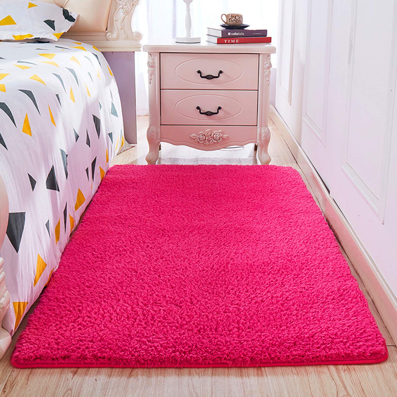 Tapis fausse fourrure ultra doux au sol d'une chambre de bébé chaleureuse
