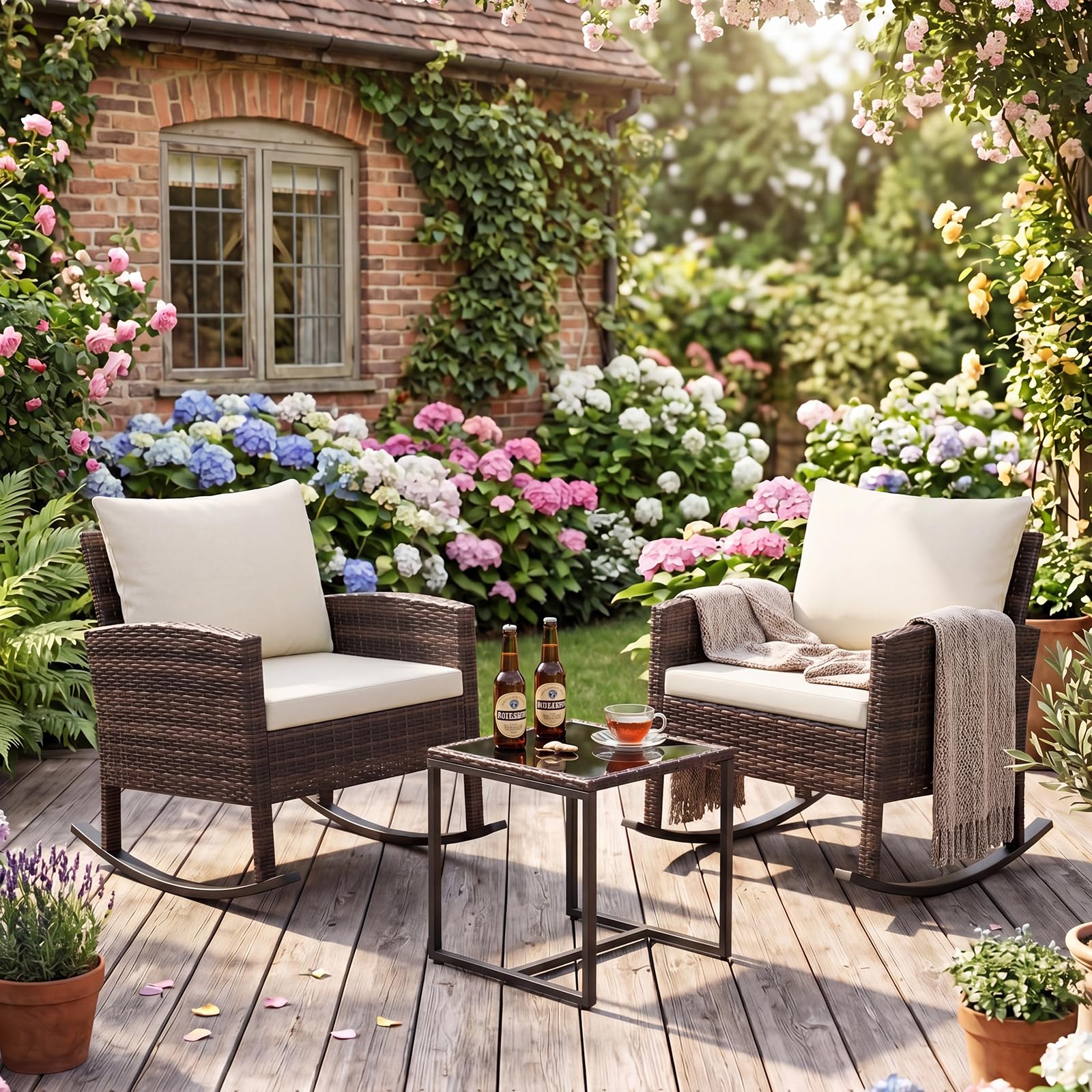 SOARS Salotto da Esterno 3 Pezzi in Rattan, Set Mobili da Giardino con 2 Poltrone a Dondolo, Tavolino da Caffè in Vetro Temperato e Comodi Cuscini con Fodera Lavabile, per Balcone, Cortile (Beige)