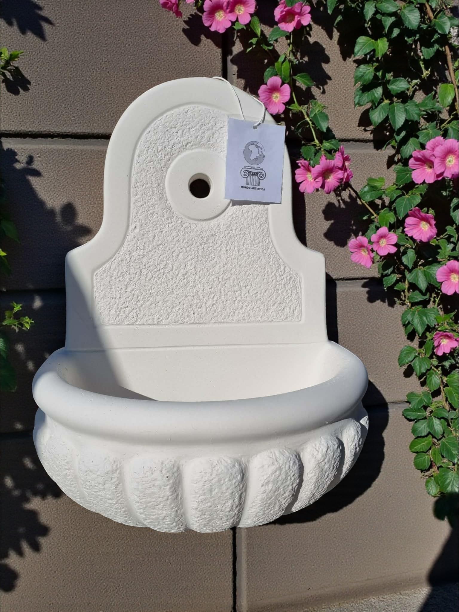 MONDO ARTISTICA Fontana da Parete Sospesa per Giardino, Cemento Bianco e Polvere di Marmo, Piccola, Per esterno altezza 48 cm