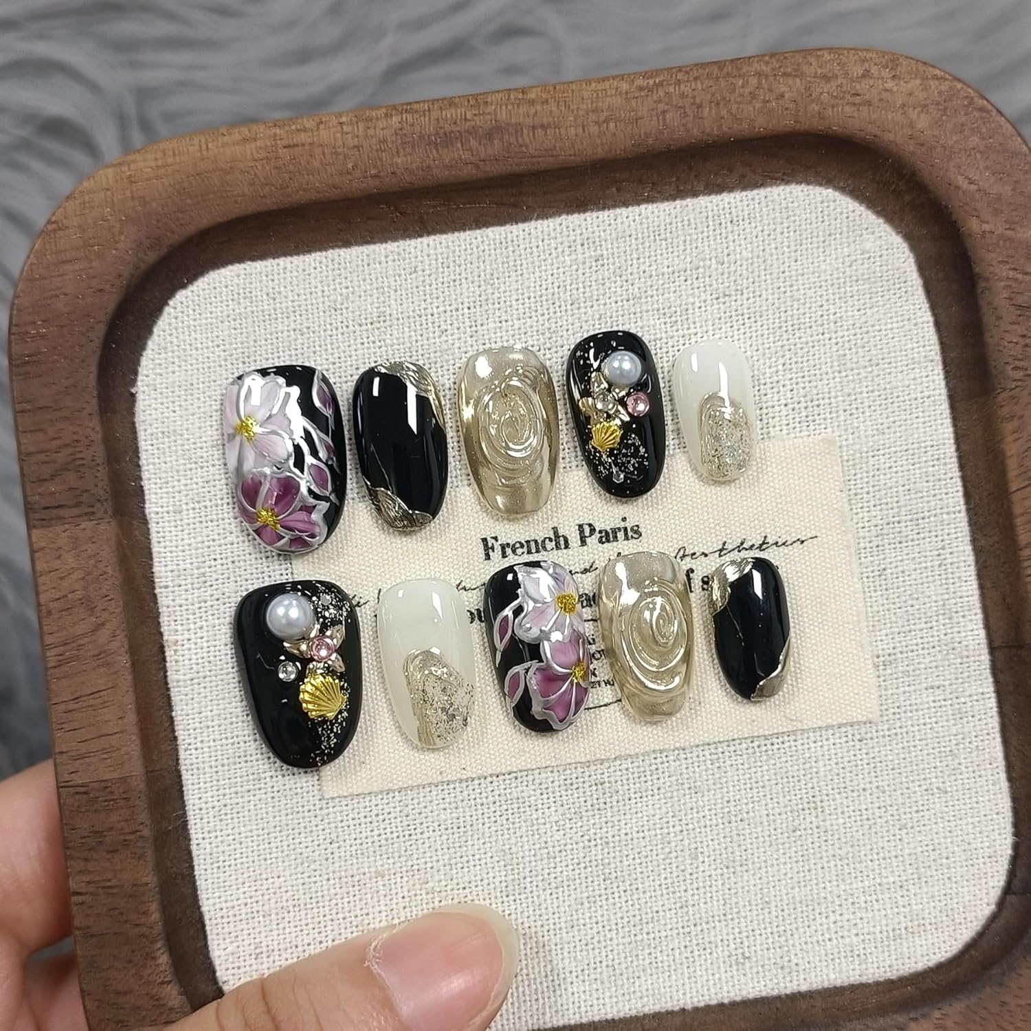 Black Gold Floral Cat Eye Short Oval Press On Nails With Tools,Glossy Glitter Hand-Painted Designs Glue on Nails, Acrylic Simple Retro Elegant Acrylic Fake Nails for Women,Chinese Nails(L)