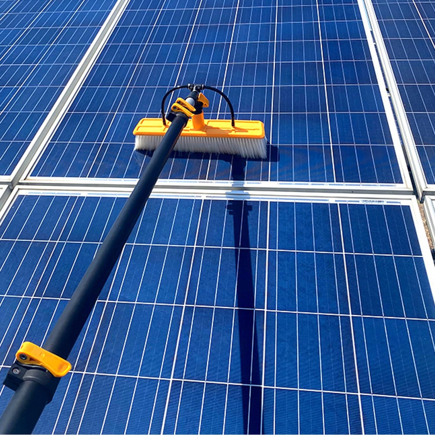 Sistema de poste alimentado por agua con plumero extensible para vallas y placas solares