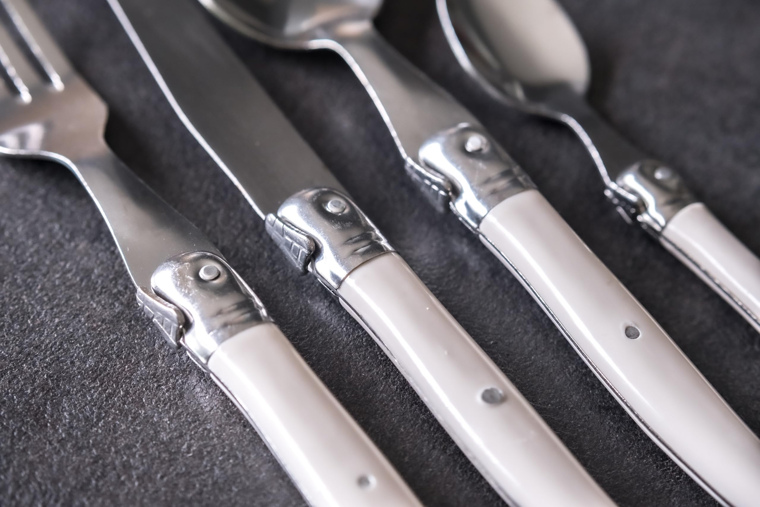 Laguiole Production - Ménagère 24 pièces - Set de Couverts de Table Acier INOX et ABS pour 6 Personnes - Solidité Extrême - Compatible Lave-Vaisselle - Manche Ergonomique - Blanc