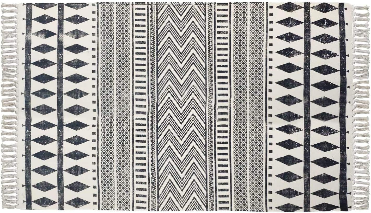 USTIDE Tappeto intrecciato a mano, 90 x 150 cm, per camera da letto, grandi nappe in cotone, stile bohémien, tappeto con frange, per soggiorno, cucina, lavanderia, bagno, porta, nero e crema