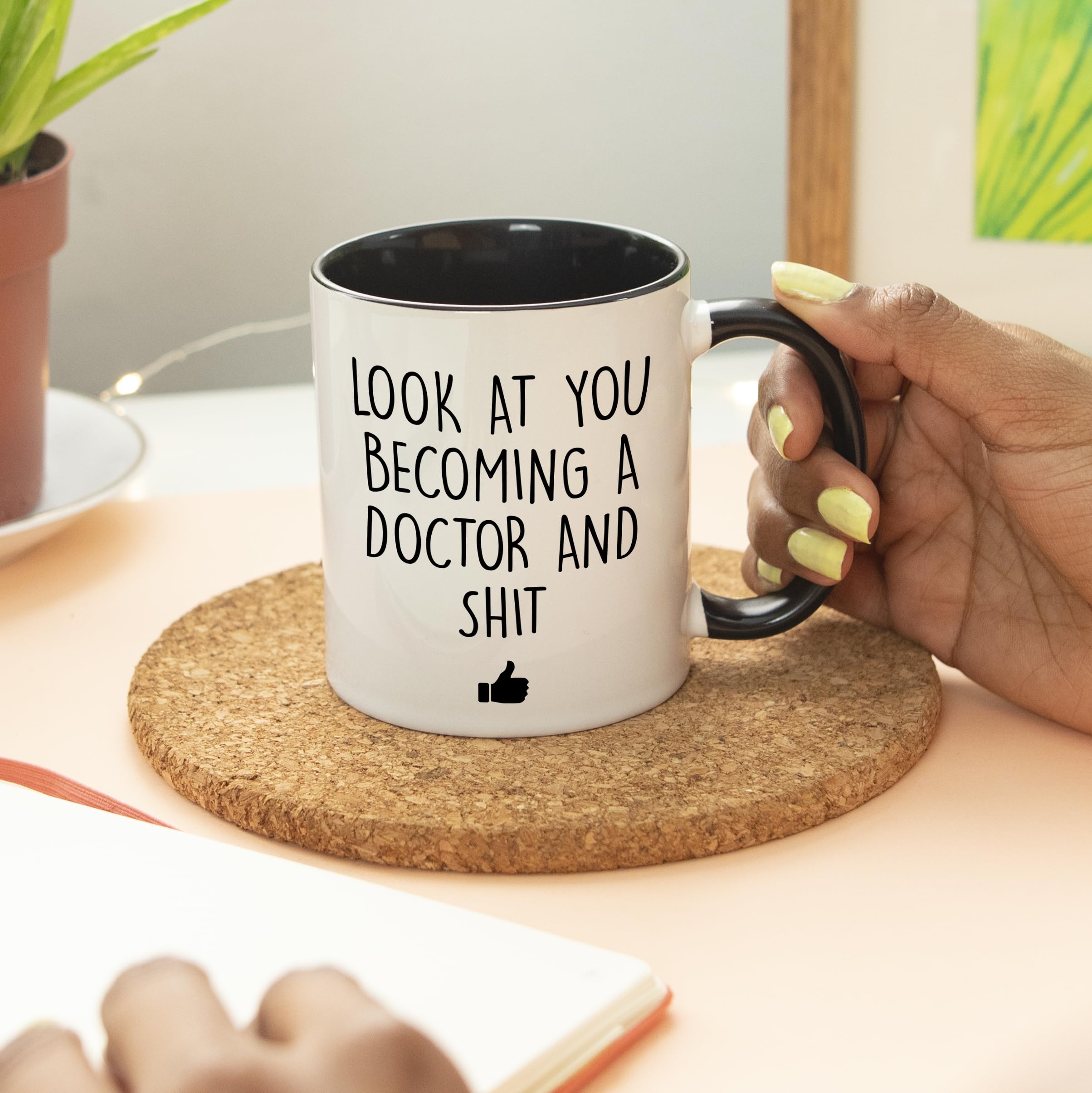 YouNique Designs Taza de café Future Doctor, 325 ml, blanca, divertida taza de estudiante de medicina, taza de escuela de medicina (mango negro)