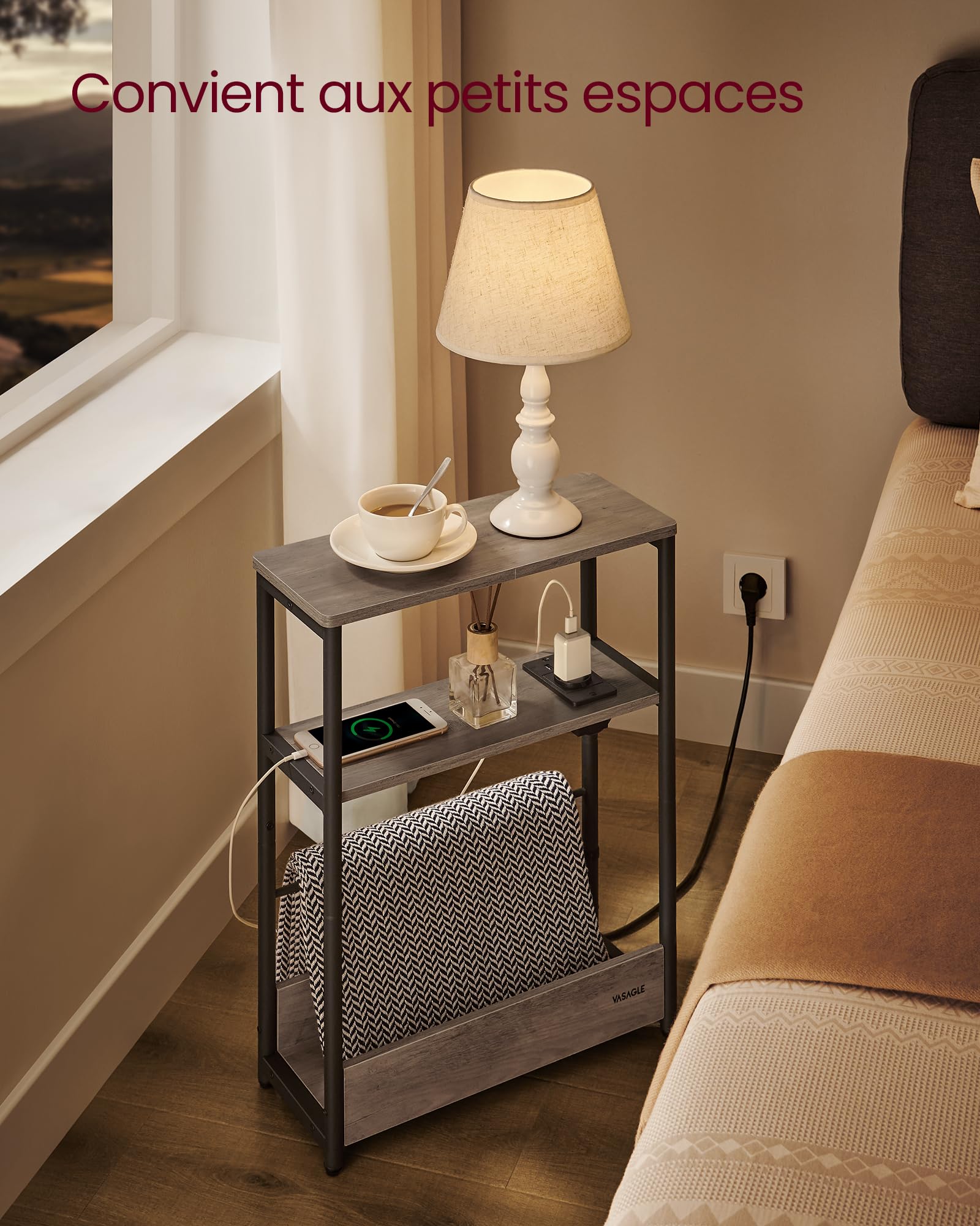 VASAGLE Table d’Appoint Fine avec Multiprise, Table de Chevet à 3 Niveaux, Bout de Canapé, pour Petits Espaces, Porte-Magazines, Salon, Chambre, Bureau, Grège Chiné et Noir d'encre LET335K05