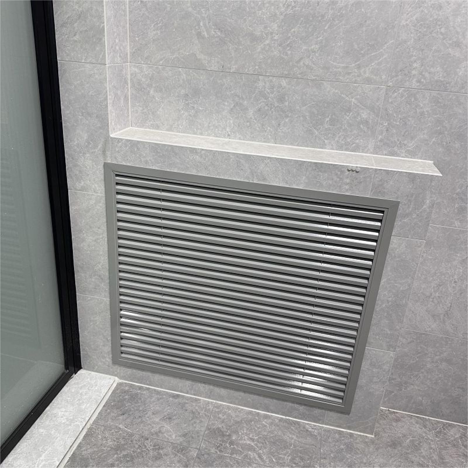 Esta Rejilla de ventilación empotrada de Pared de 500x500 mm es una Tapa de Escape para armarios y radiadores Que Proporciona una ventilación eficaz y previene la Humedad en Salones y baños.