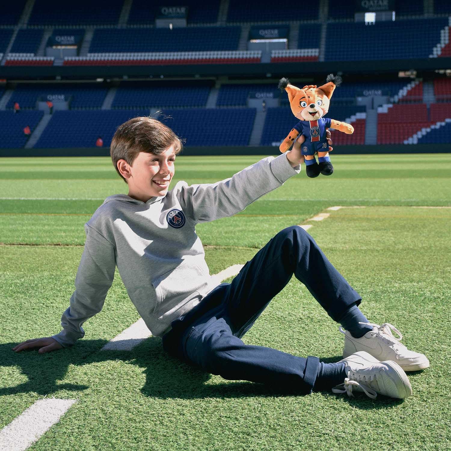PSG - Peluche Mascotte Germain Le Lynx - 25 cm - Licence Officielle - Peluche Douce avec Maillot Amovible - Souvenir Foot pour Enfants & Supporters - Idée Cadeau Fan Paris Saint-Germain - DC4264