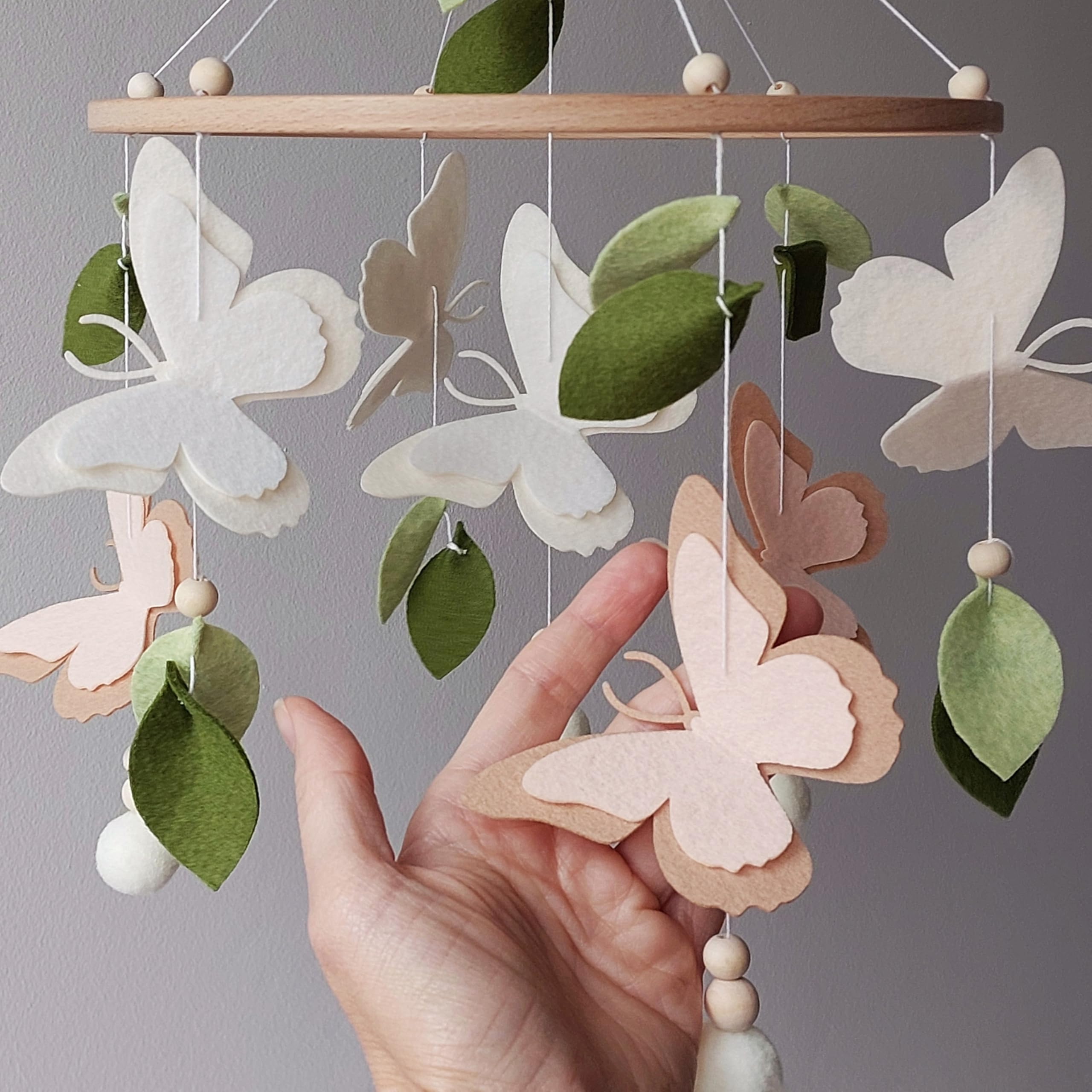 Baby Mobile mit Schmetterlingen – Handgemachtes Filz-Mobile in Neutralfarben mit Blättern & Pompons – Botanisches Mobile fürs Babybett – Wunderschönes Geschenk für neugeborenes Mädchen