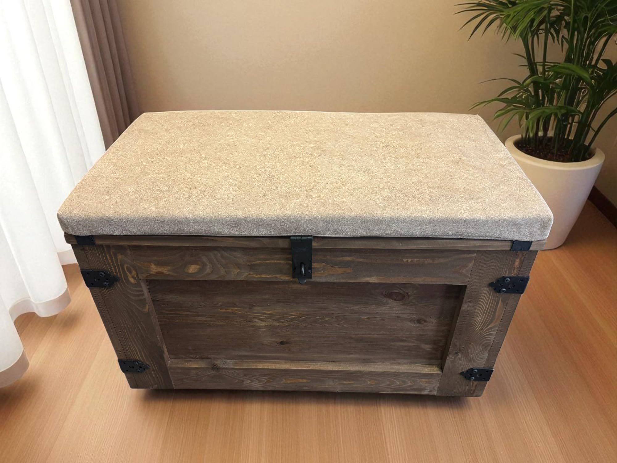 weeco Drewniana skrzynka na skarby, pudełko do przechowywania z czterema rolkami. 24 kg, 80 x 45 cm, drewniana skrzynia, stolik kawowy, stolik pomocniczy w stylu vintage, shabby chic, z poduszką do