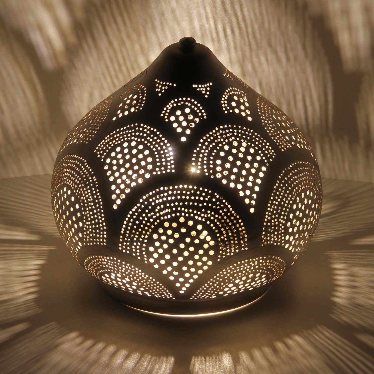 Lampe Suspendue Orientale Véritable Laiton Argenté Artisanat Egypte Superbes Effets Lumière 1001 Nuit "Samak D35" Diamètre: 35cm Hauteur(avec Suspension): 80cm Hauteur(sans Suspension): 33cm EL2024