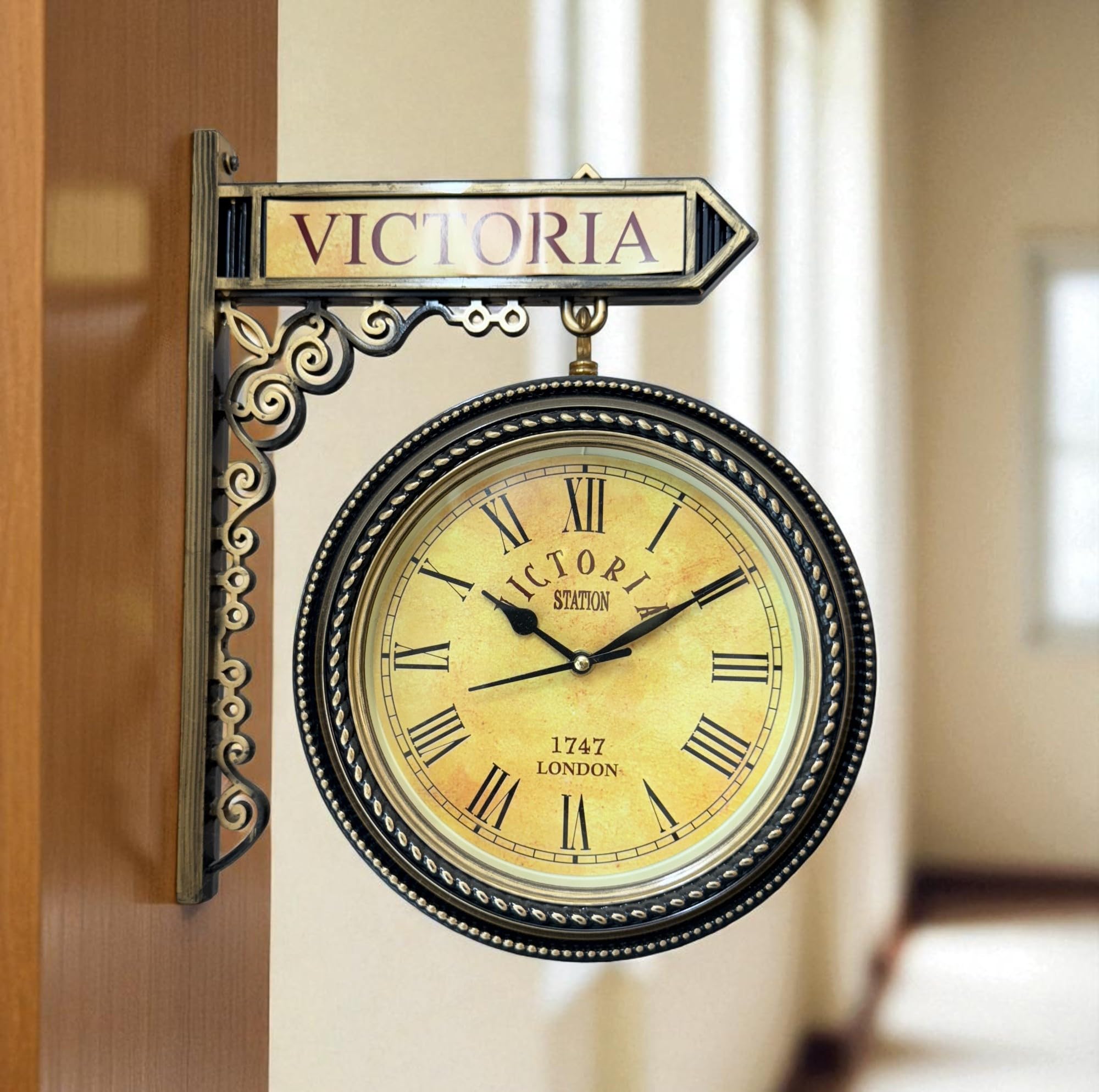 Horloge double face style gare victorienne pour ne plus perdre l'heure au salon ou jardin