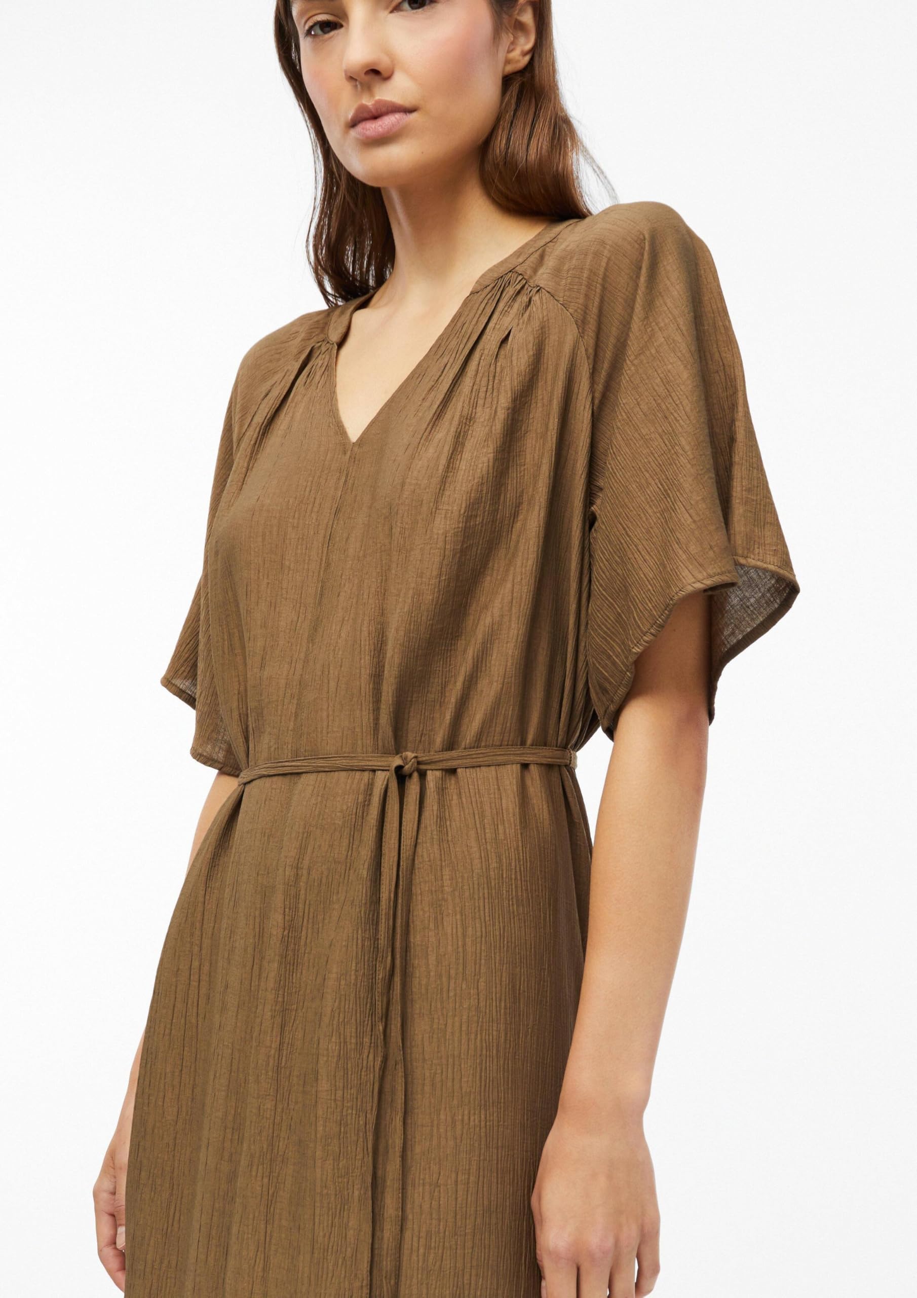 s.Oliver Damen Midi-Kleid – Relaxed Fit, strukturiert, Raffung, Bindegürtel, V-Ausschnitt
