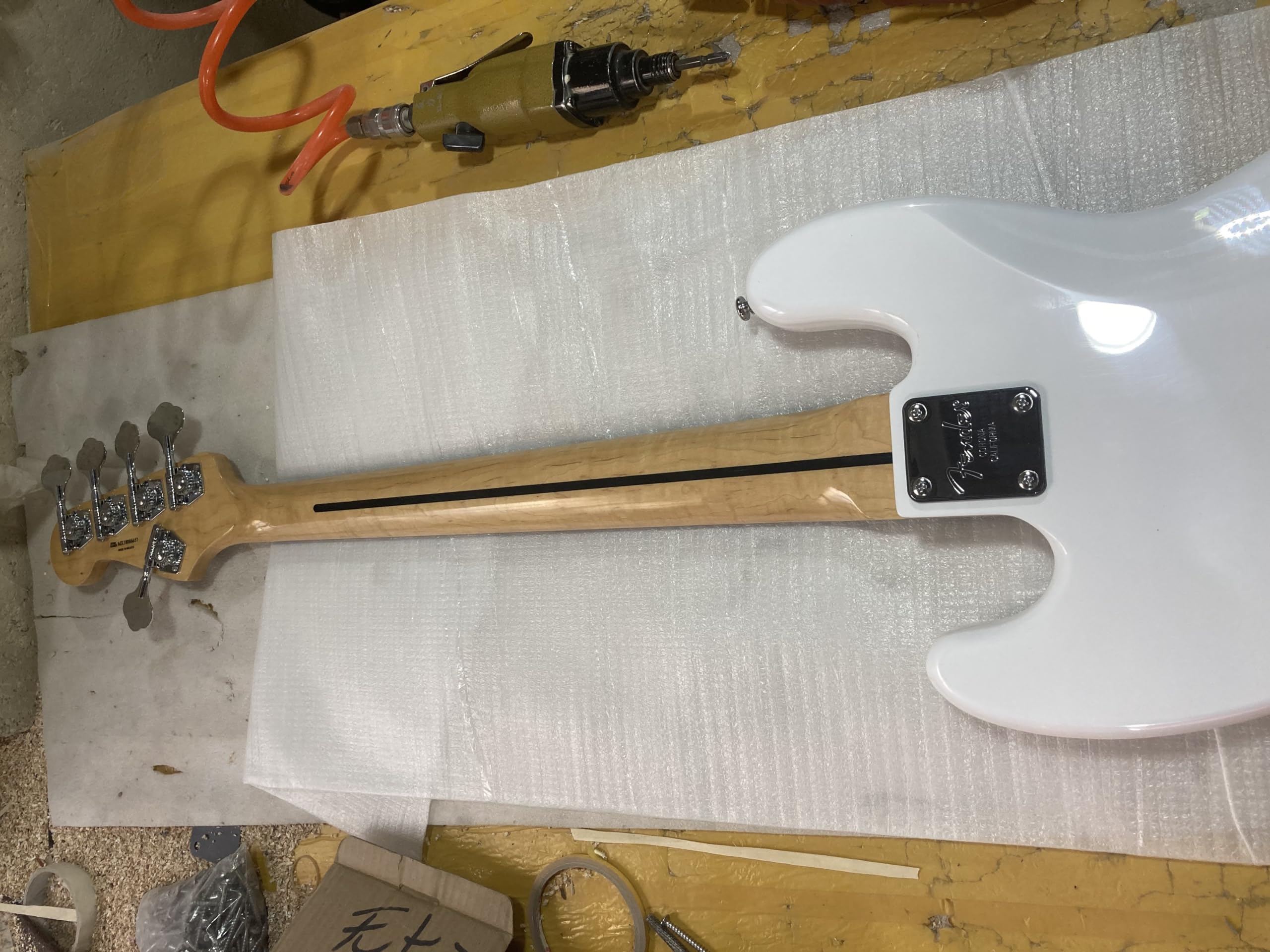 Niestandardowa biała 5-strunowa gitara basowa elektryczna korpus z lipy chromowany sprzęt błyszczącym wykończeniem