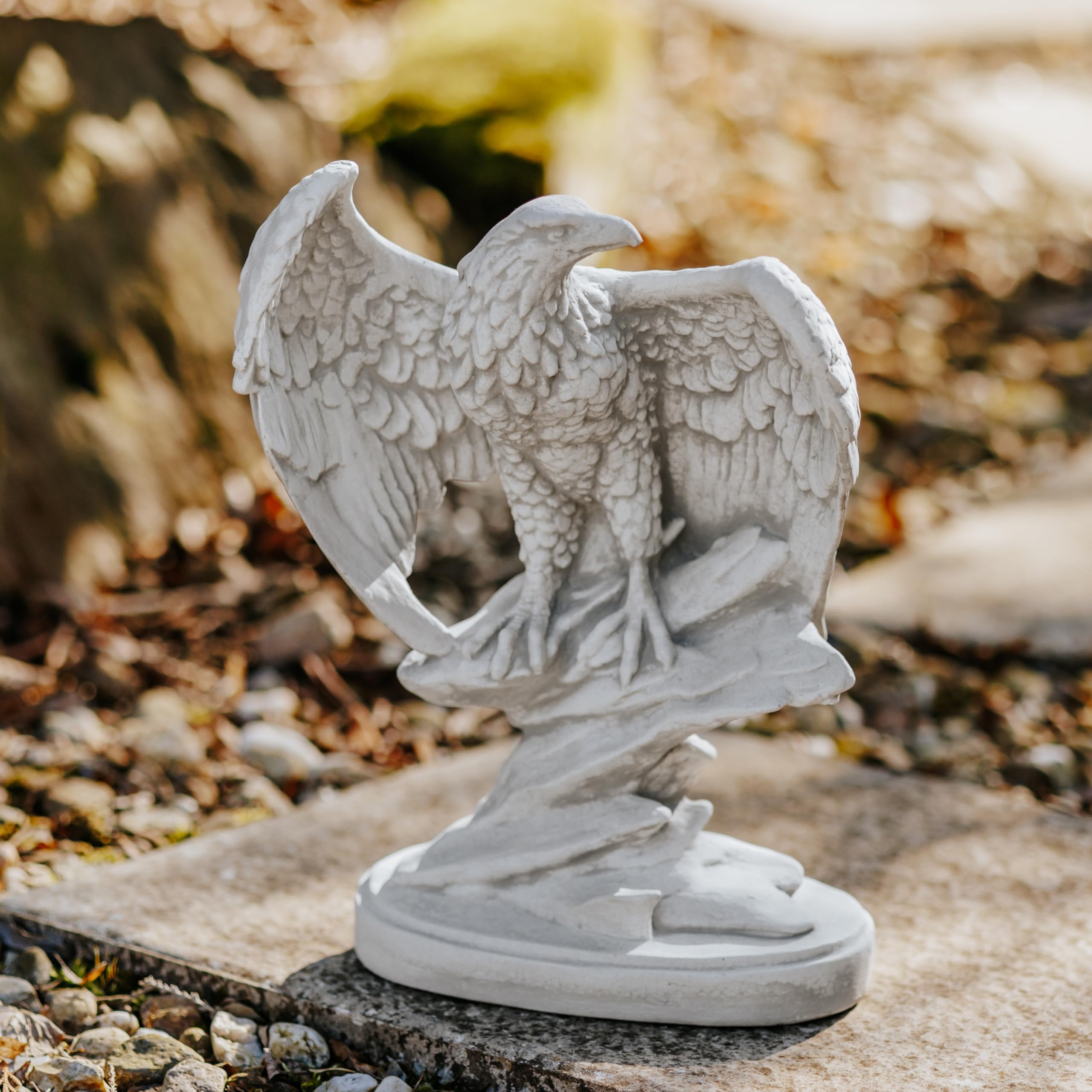 gartendekoparadies.de Steinfigur Adler auf Felsen, Grau, Weißbeton, 32 cm Höhe, 5 kg, Frostsicher, Gartendekoration, Raumdekoration