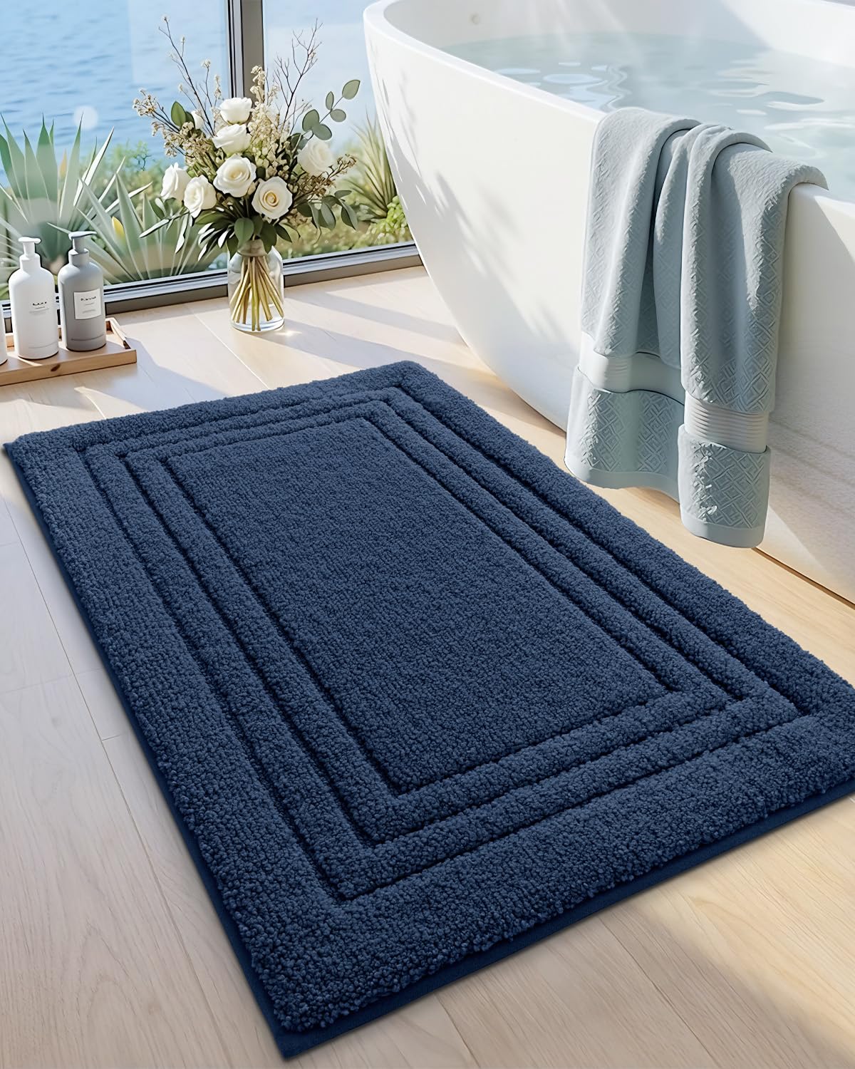 Tapis de salle de bain bleu marine DEXI absorbant et lavable 61x40,6 cm