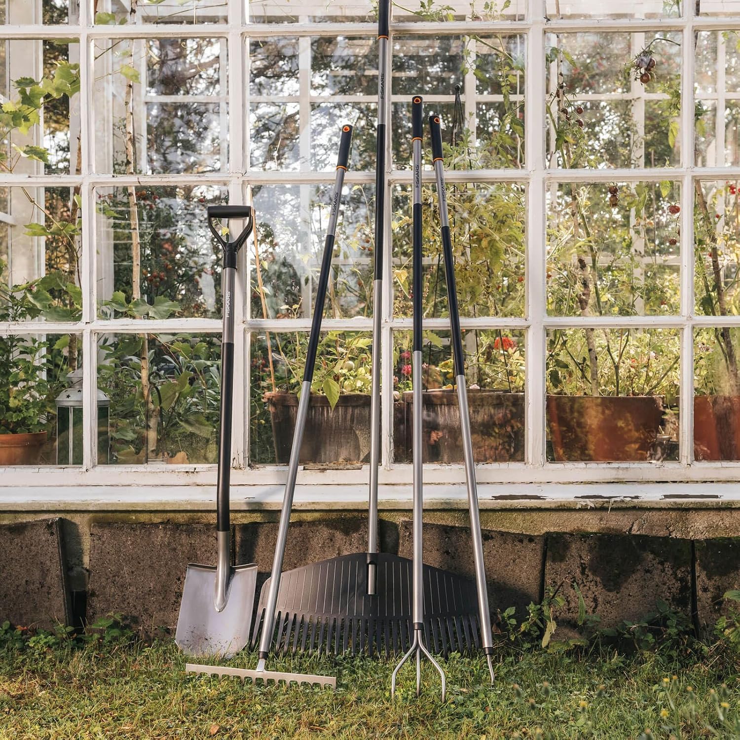 Fiskars Ergonomic Soil Rake, with 14 Tines, Width: 36 cm, Hardened Boron Steel Tines/Aluminium Handle, Black/Grey, 1000652