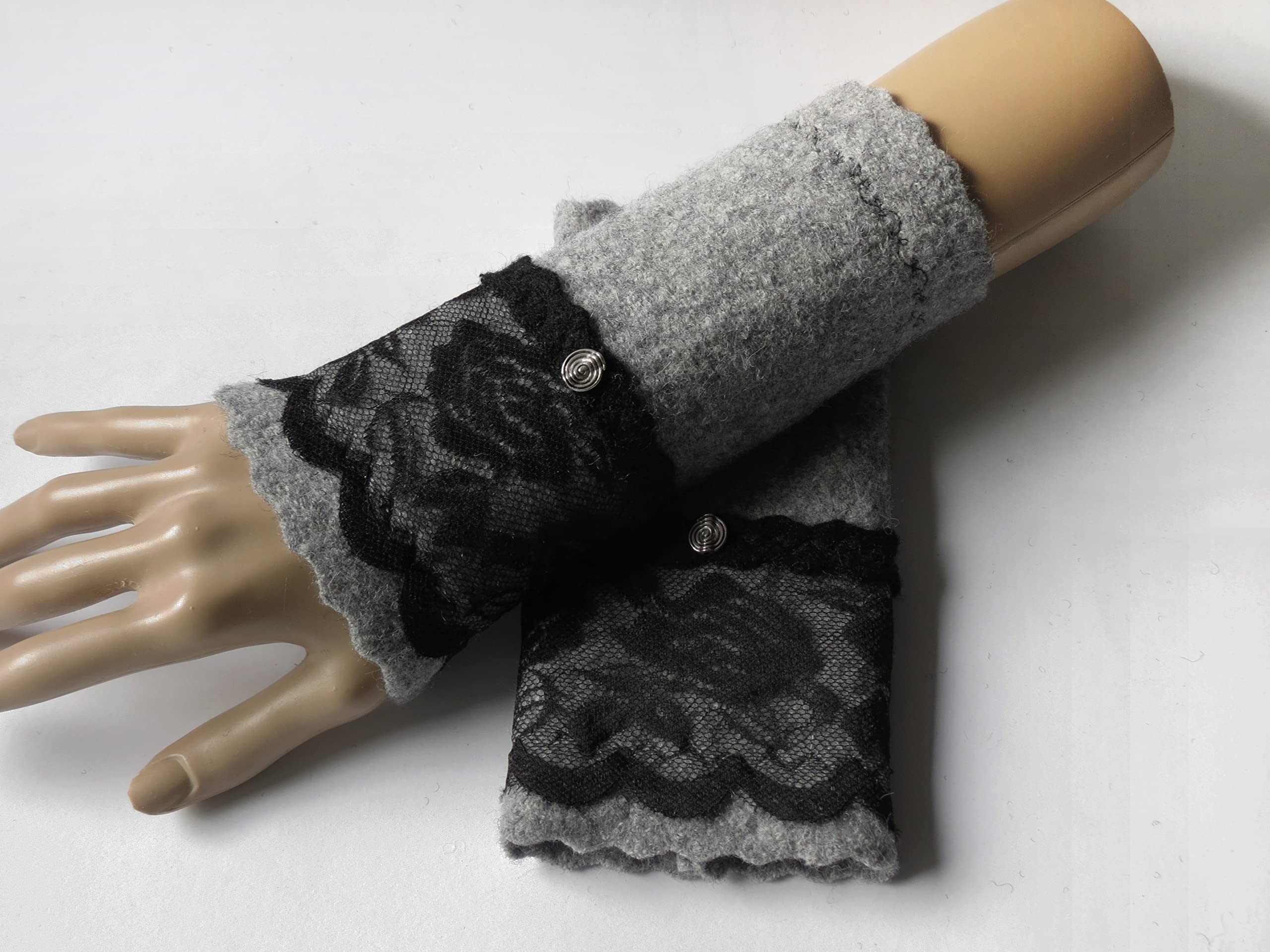 Armstulpen/Pulswärmer mit Spitzenapplikation: Walkwolle (Walkloden, Kochwolle) in Grau, elastisches Spitzenband in Schwarz; umringender Zackenlitz, Charm (Designer-Perle), Zierstich