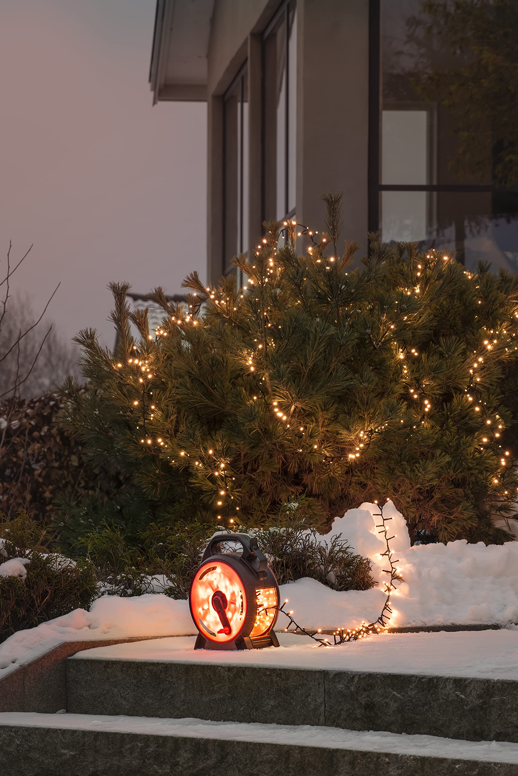 Konstsmide Micro LED Compactlights 3846-100 - Catena luminosa con avvolgicavo, 600 diodi bianchi caldi, trasformatore esterno da 30 V, 6 W, cavo nero