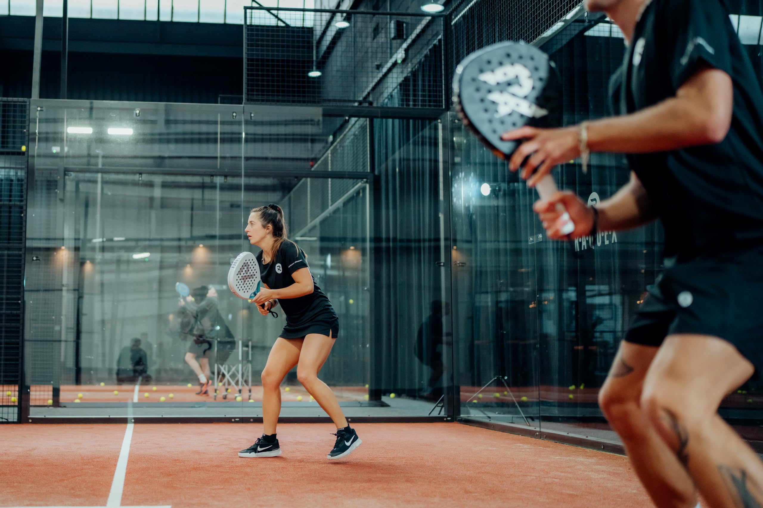 Raquex Excel Padelschläger – für fortgeschrittene Anfänger/Fortgeschrittene – 12K-Carbonrahmen, reaktiver ImpactCore Eva 15-Schaumstoff, Doppelrohr-System für Langlebigkeit – mit Handgelenkschlaufe