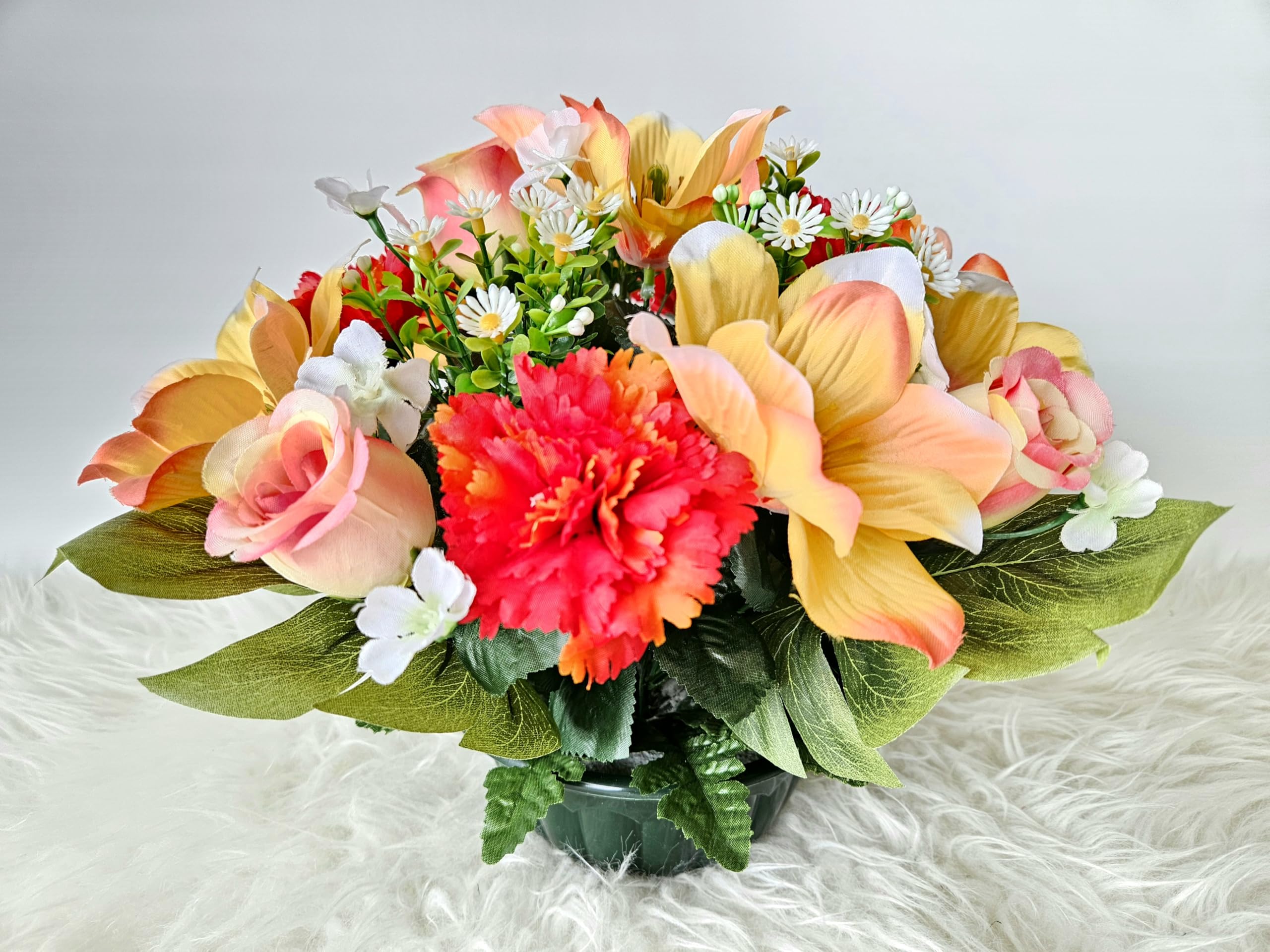 Composition de Fleurs Artificielles Lesté Ciment pour Une Parfaite Tenue à L' Extérieur Vu Son Poids et Son Pot en Forme de Charlotte. Réalisé par nos Soins, Fleurs de Qualité.
