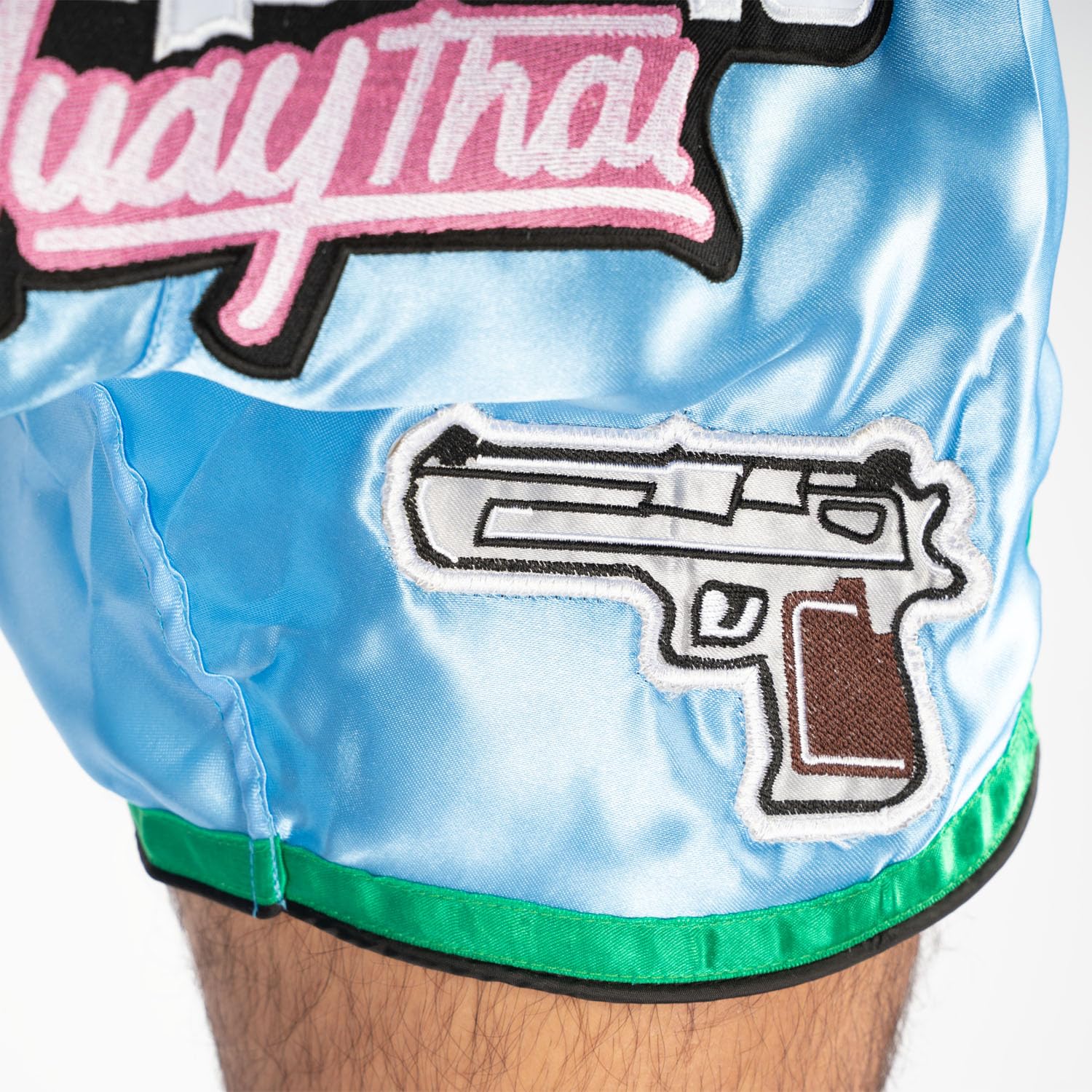 8 Weapons Pantalones cortos de Muay Thai de Miami
