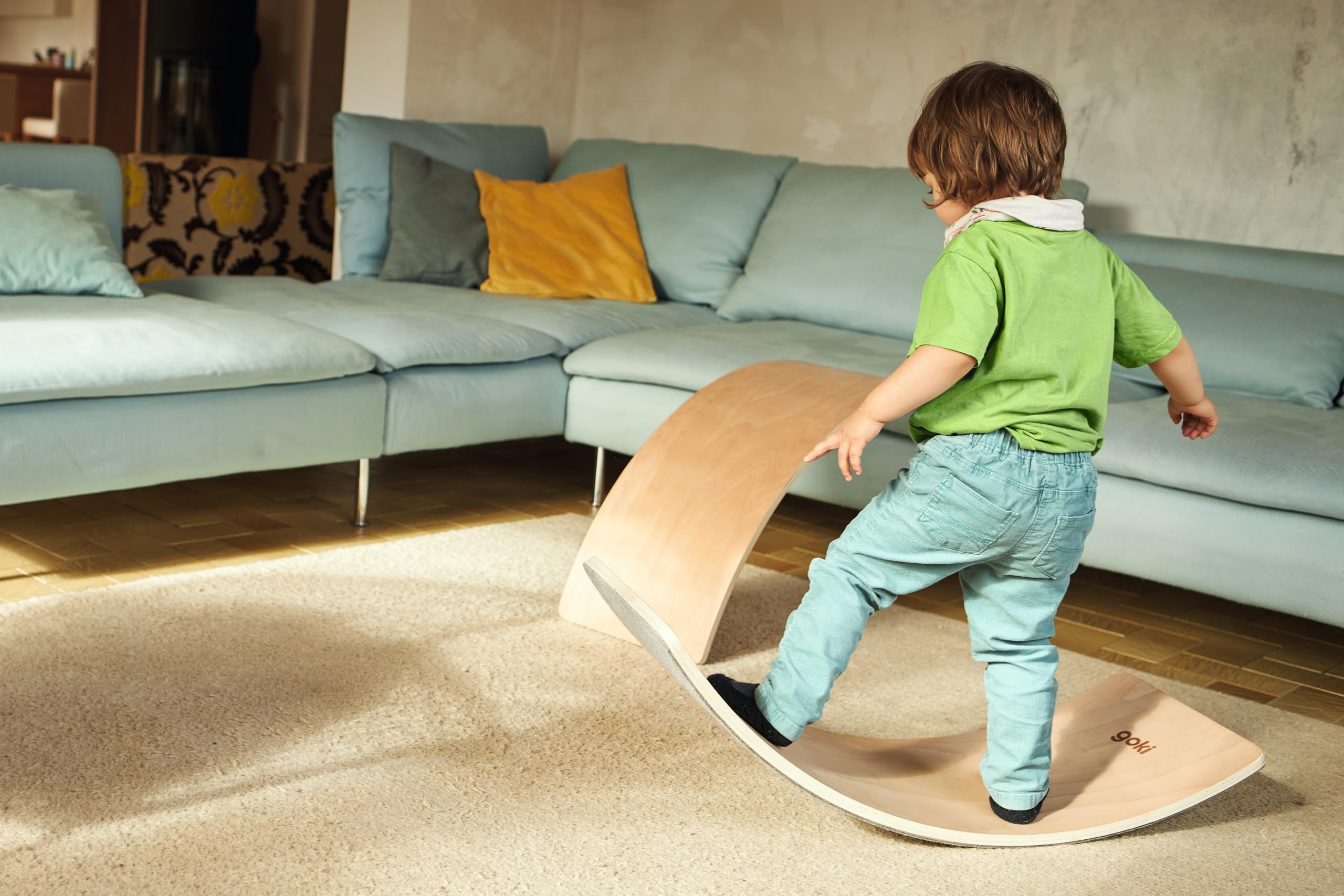 goki 59968 - Balance Board Wave aus Holz und Filz, Motorikspielzeug für Jungen und Mädchen, Gleichgewichtstrainer bis 150kg belastbar, Wackelbrett im Kinderzimmer, 82 x 30 x 1,6cm, ab 2 Jahre