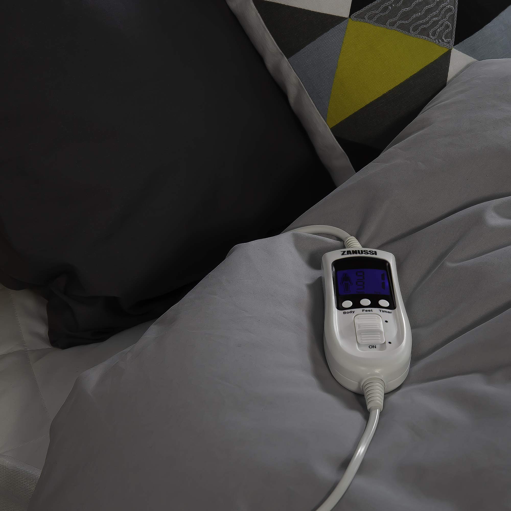 Zanussi Electric Blanket, Heated Double Fitted Underblanket, 9 Heat  Settings, Low Energy u0026 Energy Efficient, Machine Washable, Overheat  Protection, 135 X 190 cm, 60W, White ZEDB7002, 2 Year Guarantee :  Amazon.co.uk: Home u0026 Kitchen