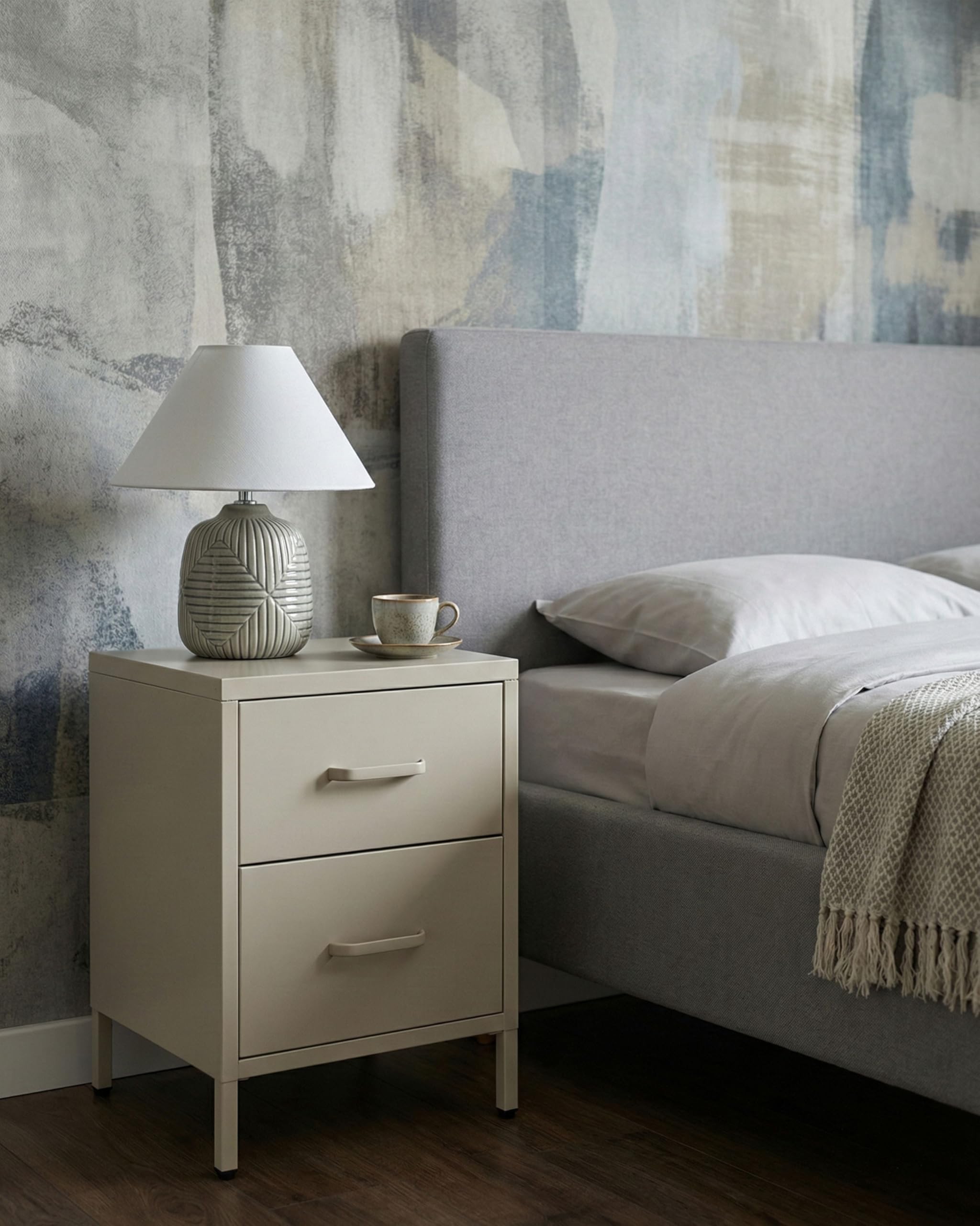 Beliani Comodino moderno in metallo beige chiaro con maniglie e 2 cassetti