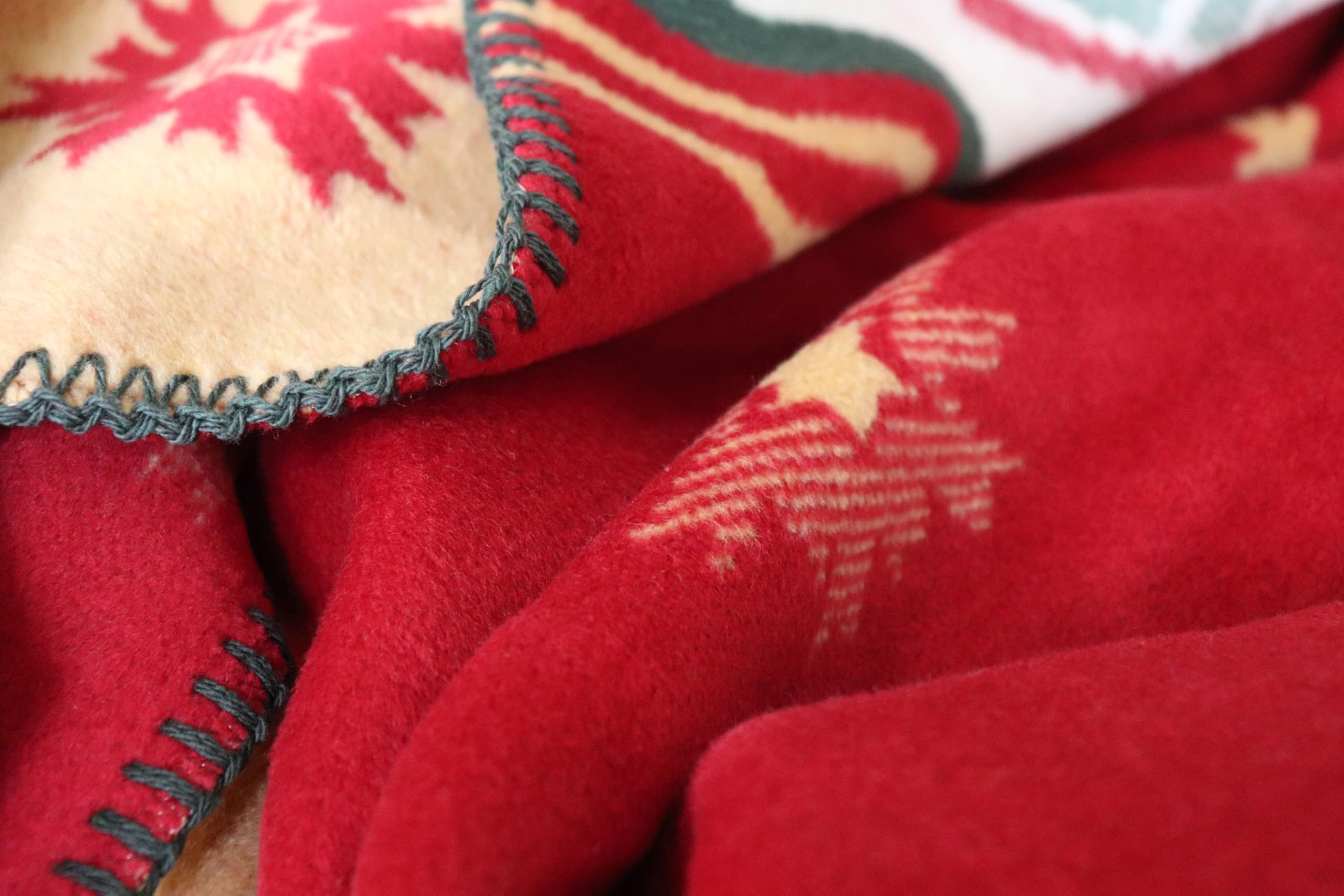 Villeroy & Boch Wohndecke Toy's Delight Ruby, Weihnachtsdecke in 150x200 cm | Made in Germany, weiche Kuscheldecke mit Weihnachtsmotiven, OEKO-TEX Made in Green, rote Sofadecke aus Baumwollmischgewebe