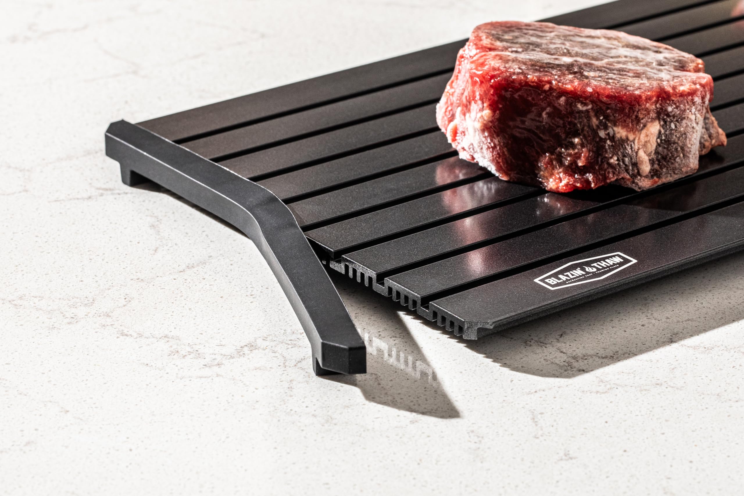 BLAZIN' THAW Auftauplatte für gefrorenes Fleisch | 35,6 cm groß | Aluminiumplatte zum Auftauen von Tiefkühlkost | natürlicher Auftauprozess | keine Mikrowelle, kein kaltes/warmes Wasser erforderlich |