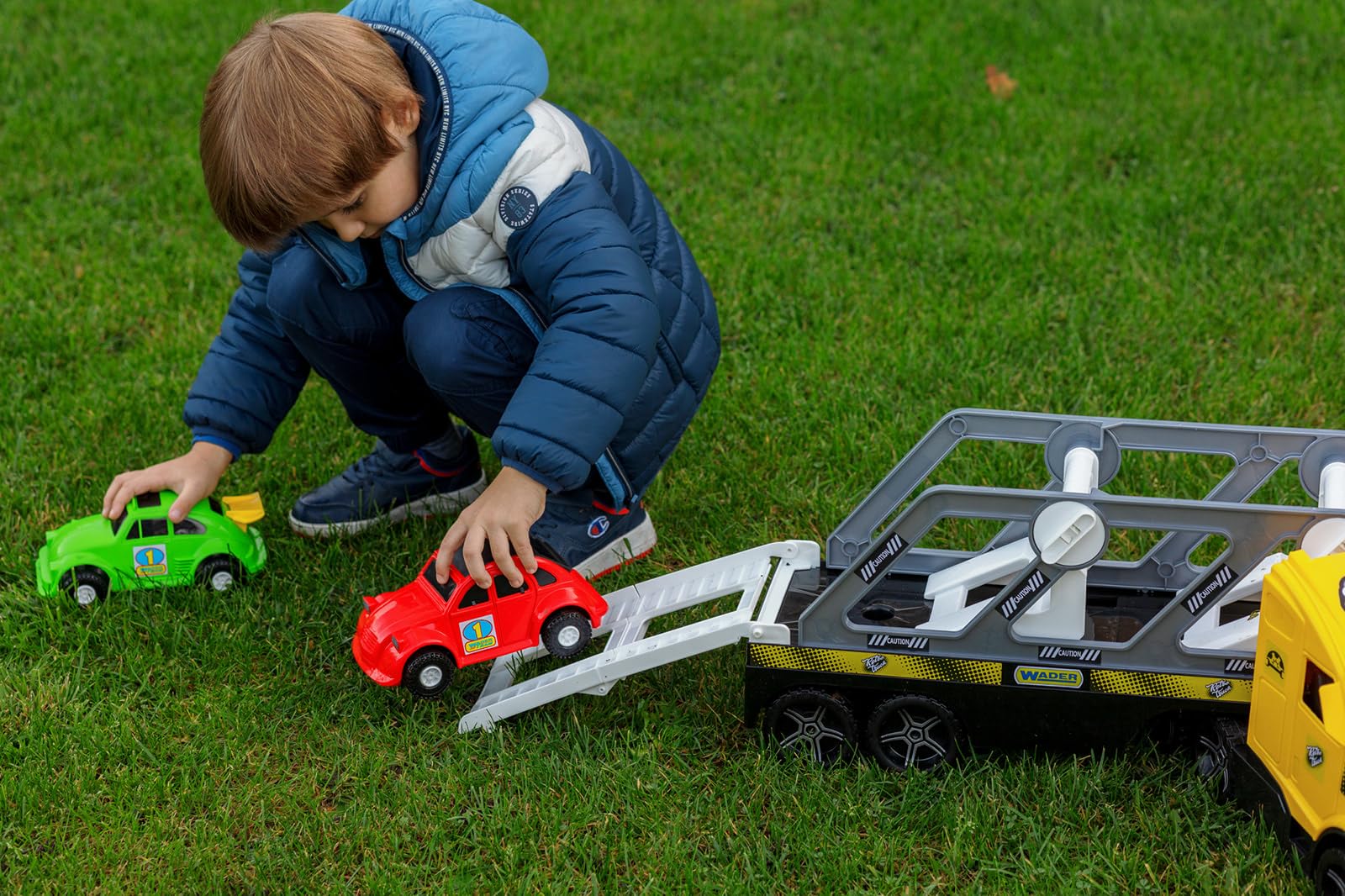 Wader 36231 - Magic Truck Autotransporter mit 2 hochwertigen Fahrzeugen und Abfahrrampen, Größe ca. 79 cm, für Kinder ab 3 Jahren, geeignet als Geschenk für kreatives Spielen