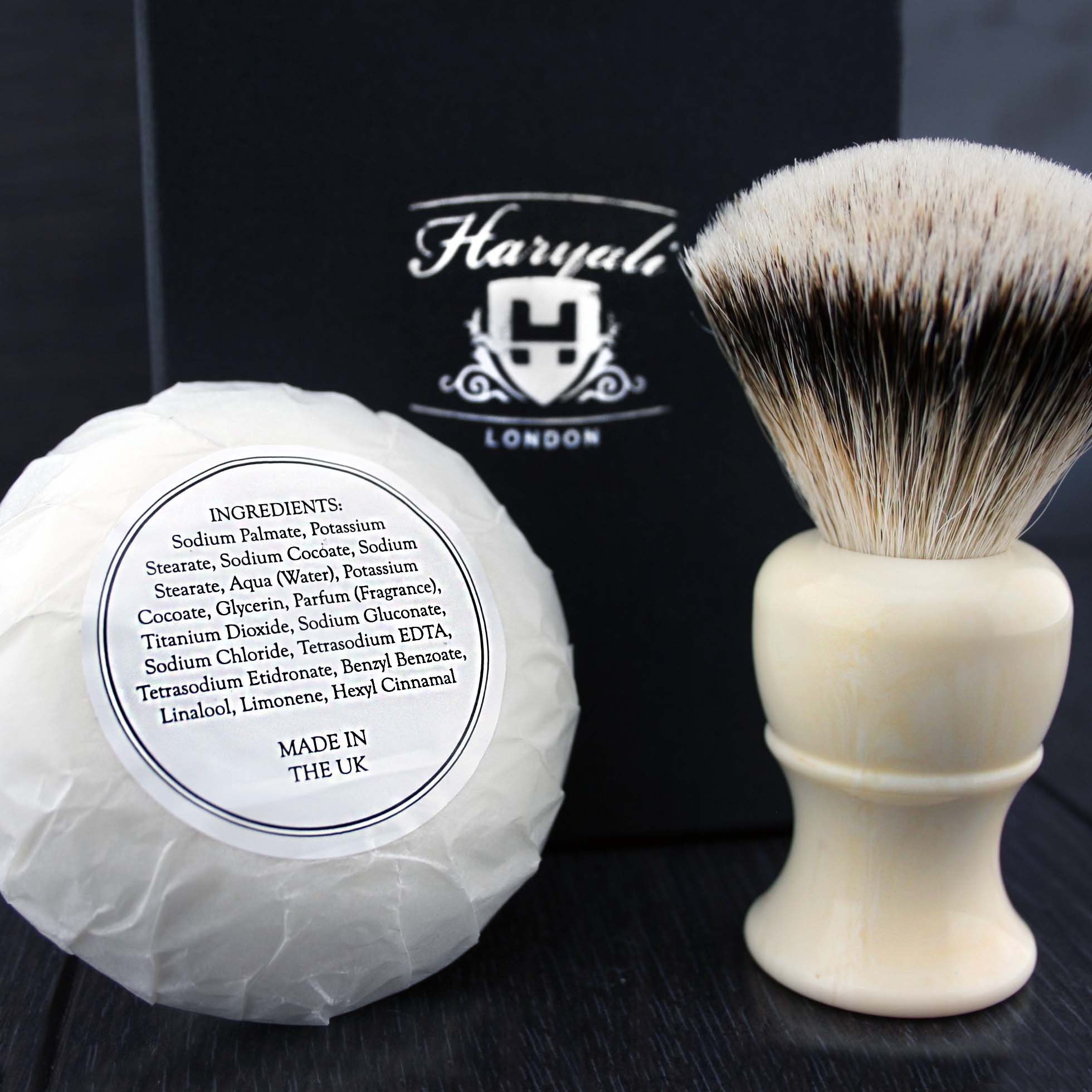 Haryali London - Pennello da rasatura, setole di tasso, assemblato a mano, sapone incluso, colore: bianco